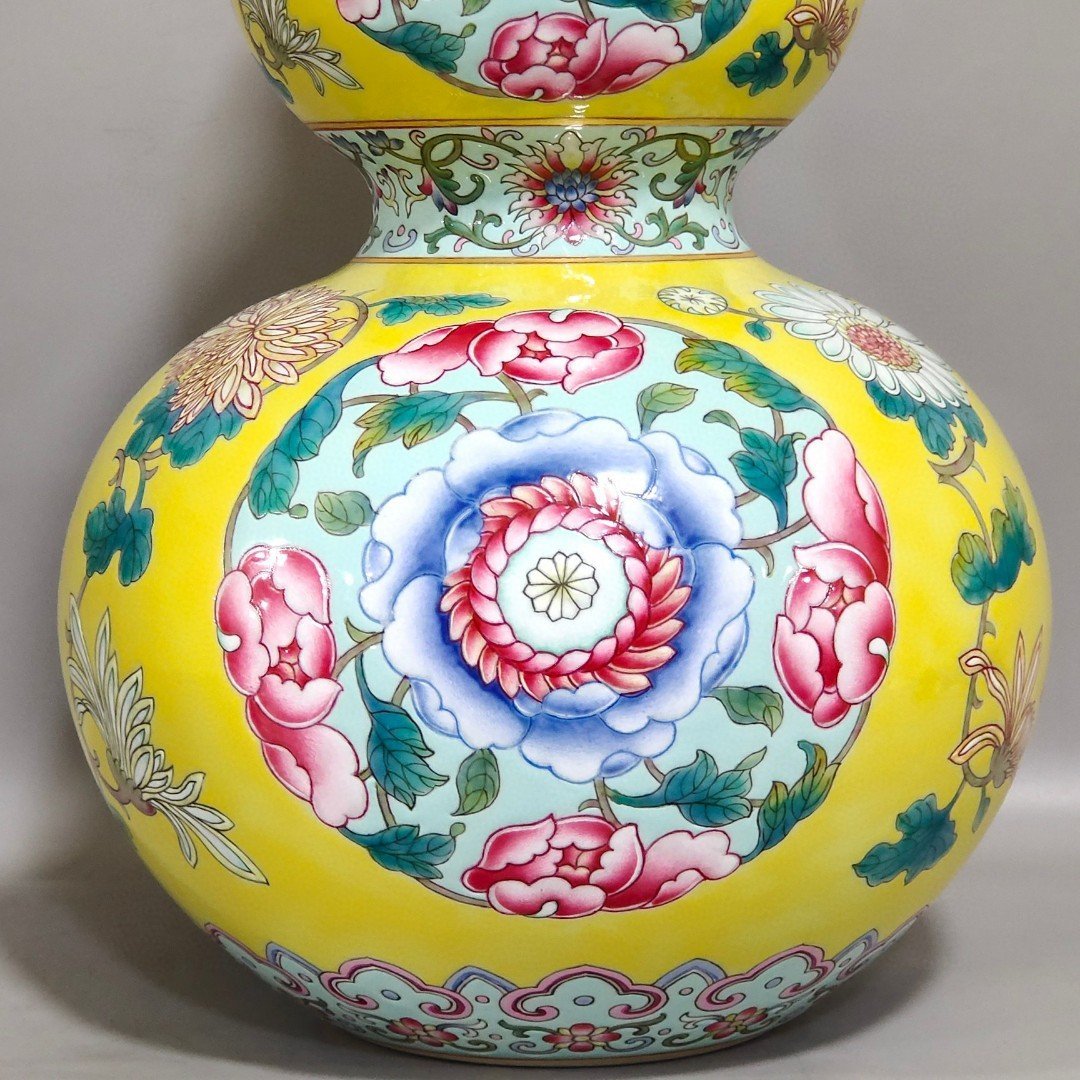 Qing Dynasty Qianlong lemon yellow glaze flower gourd vase