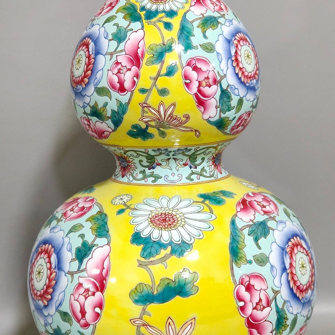 Qing Dynasty Qianlong lemon yellow glaze flower gourd vase