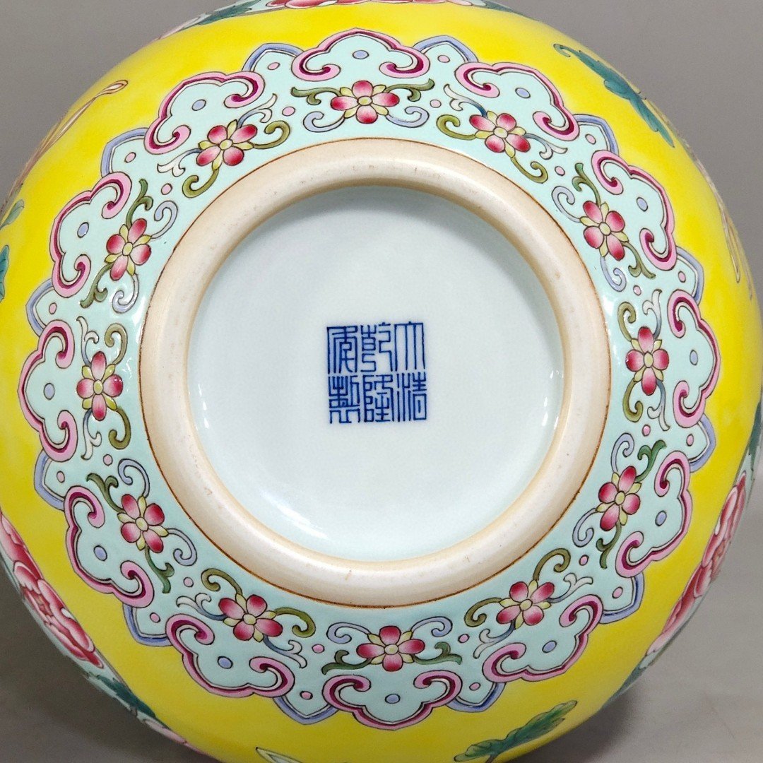 Qing Dynasty Qianlong lemon yellow glaze flower gourd vase