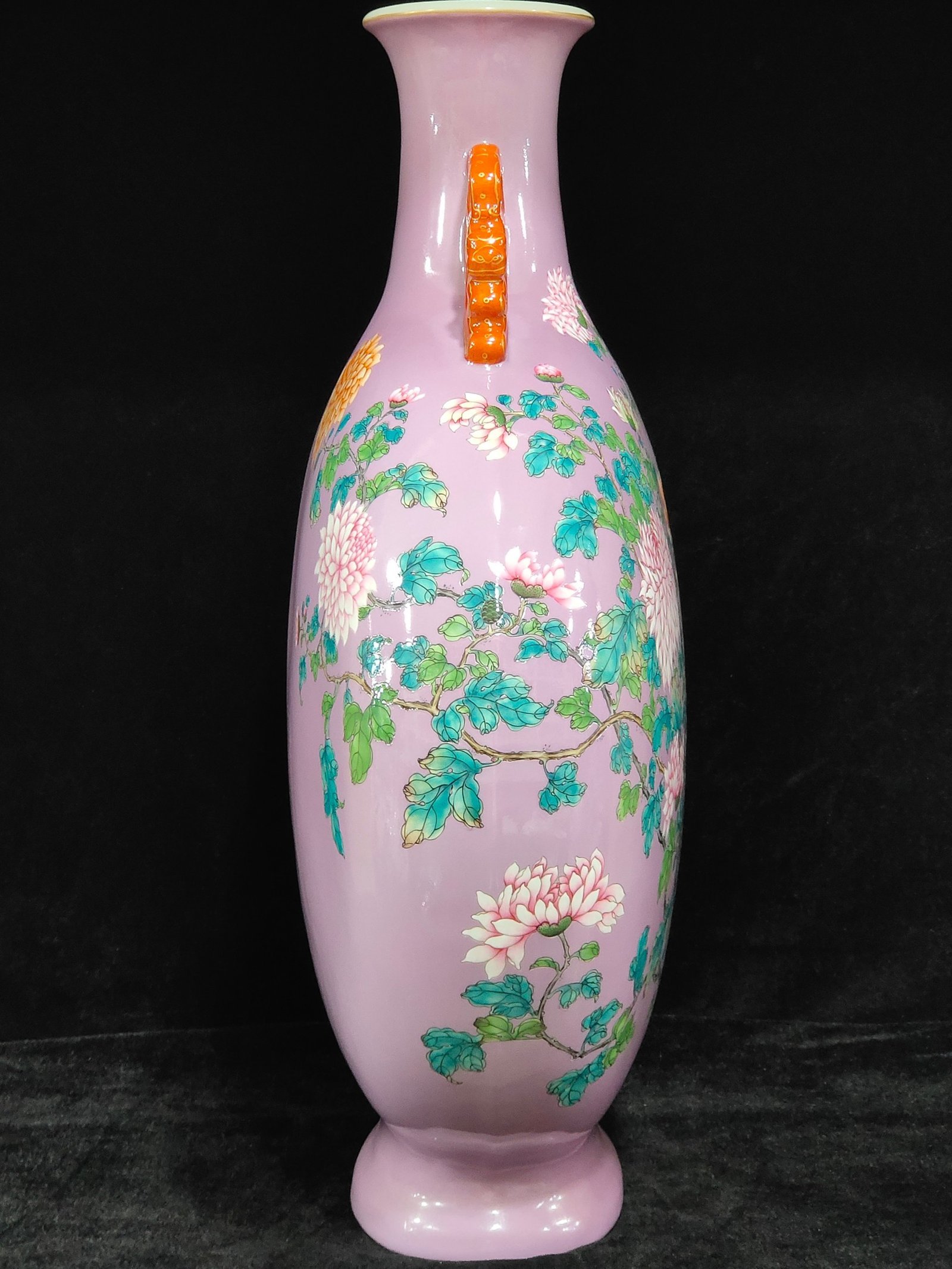 Qing Dynasty Qianlong peach red glaze chrysanthemum flat vase