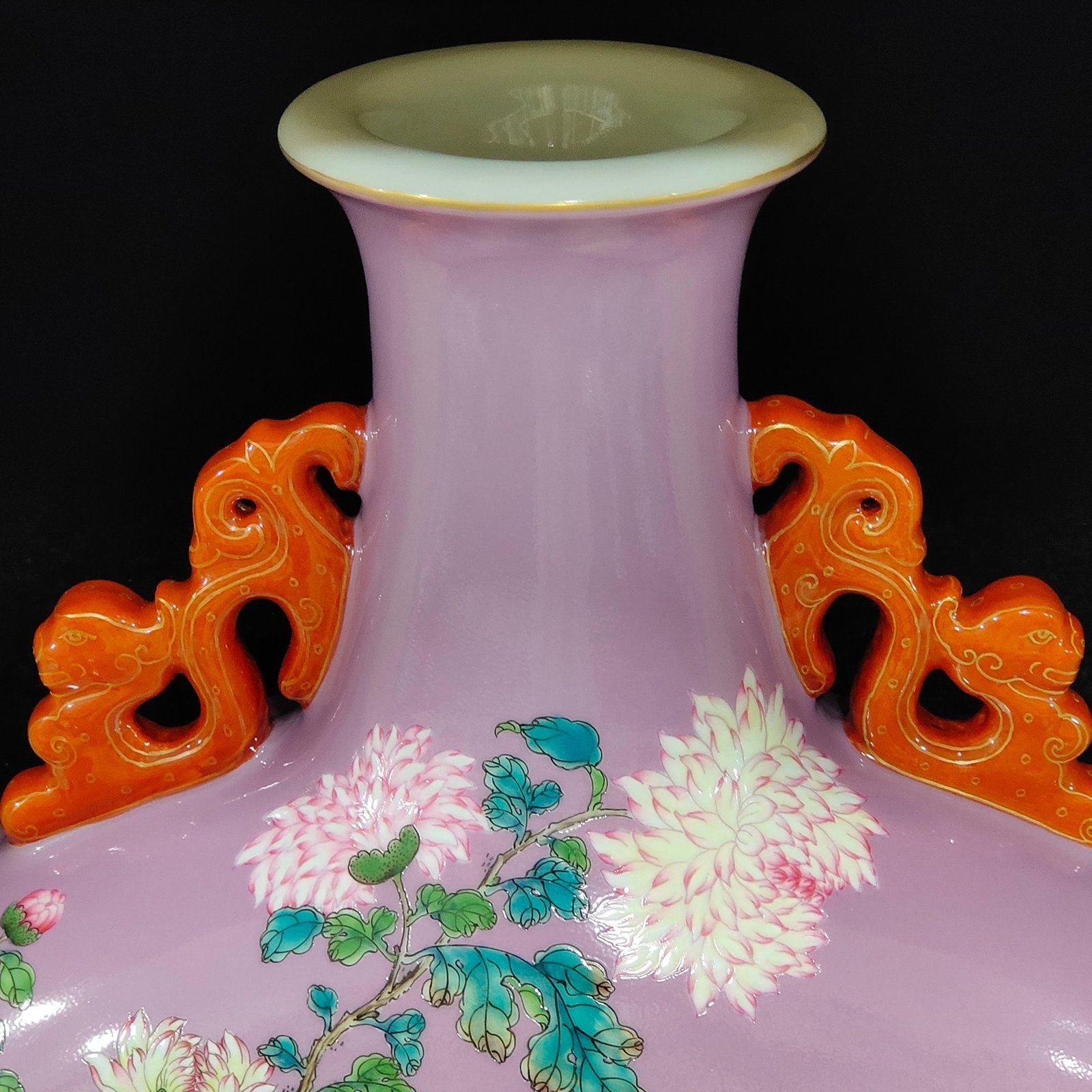 Qing Dynasty Qianlong peach red glaze chrysanthemum flat vase
