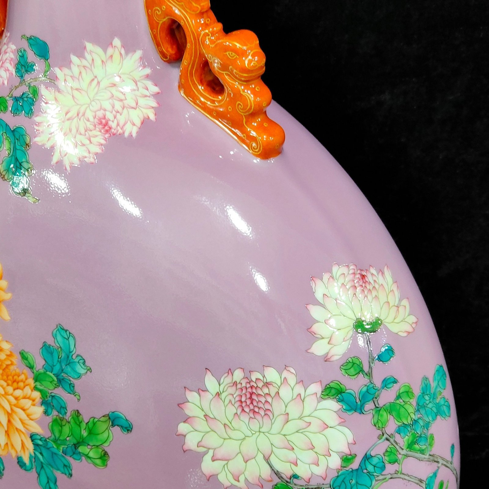 Qing Dynasty Qianlong peach red glaze chrysanthemum flat vase