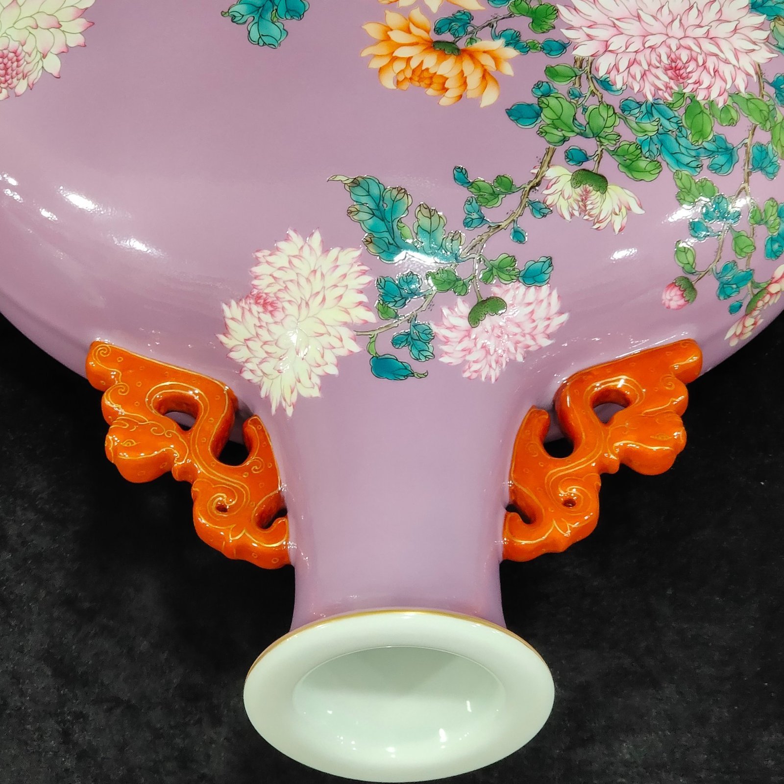 Qing Dynasty Qianlong peach red glaze chrysanthemum flat vase