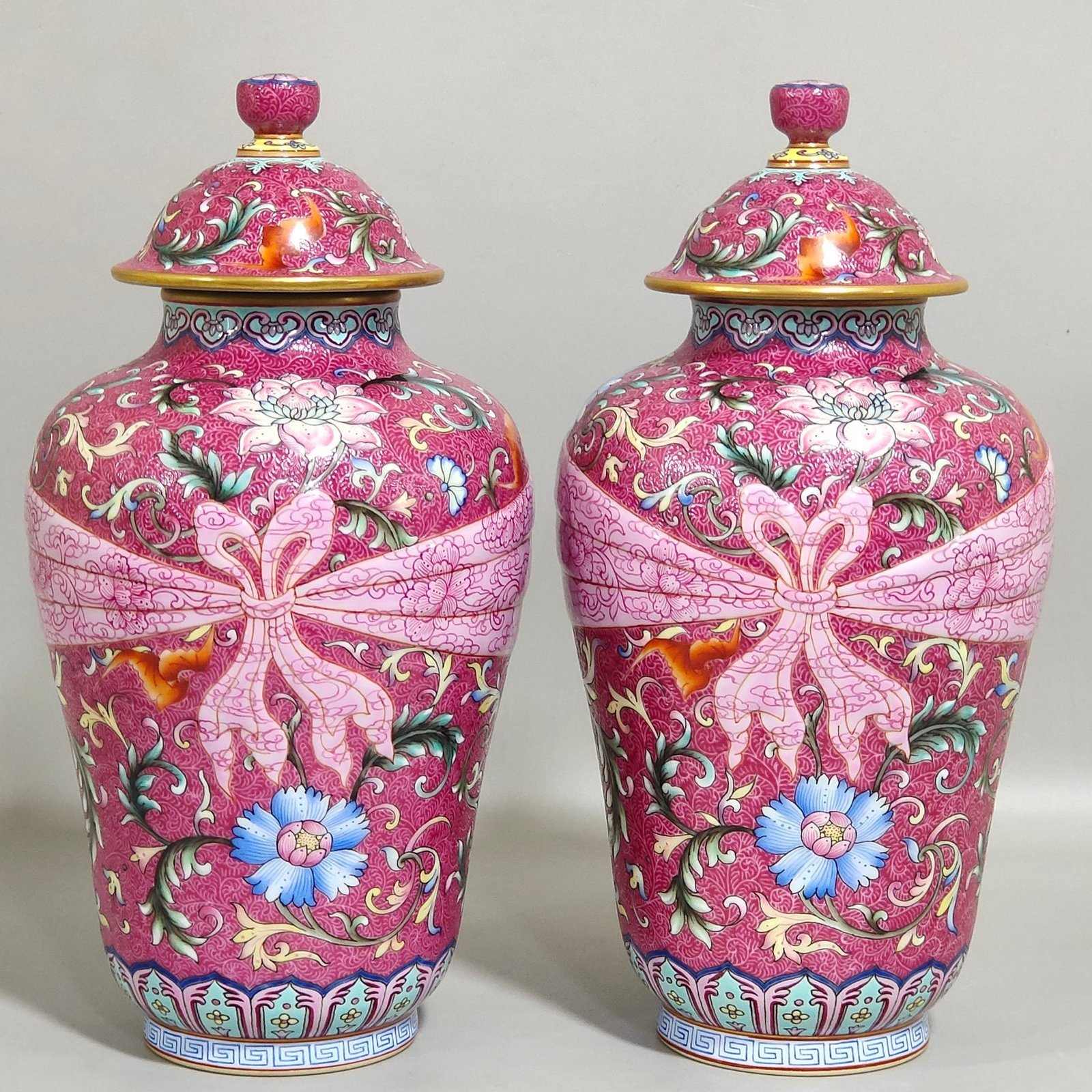 Qing Dynasty Qianlong Yangcai floral ribbon vase