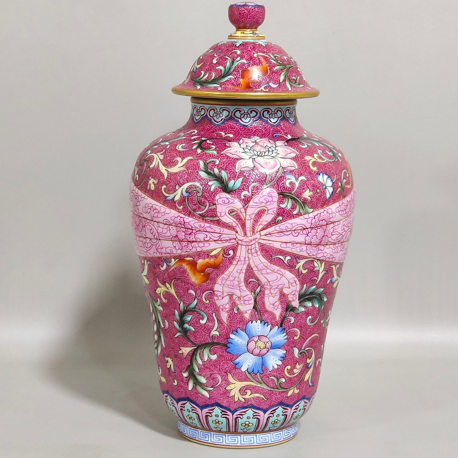 Qing Dynasty Qianlong Yangcai floral ribbon vase