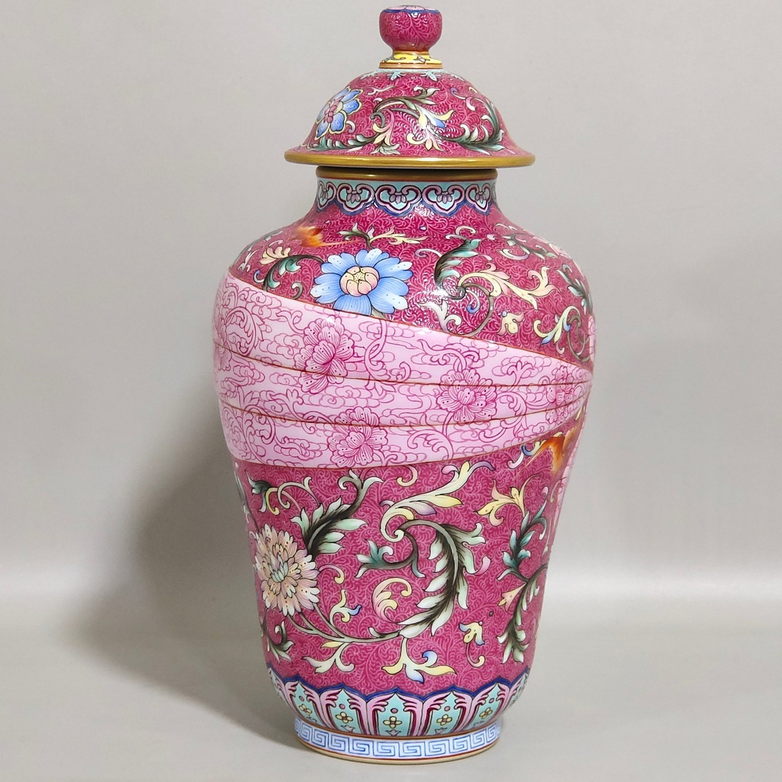 Qing Dynasty Qianlong Yangcai floral ribbon vase