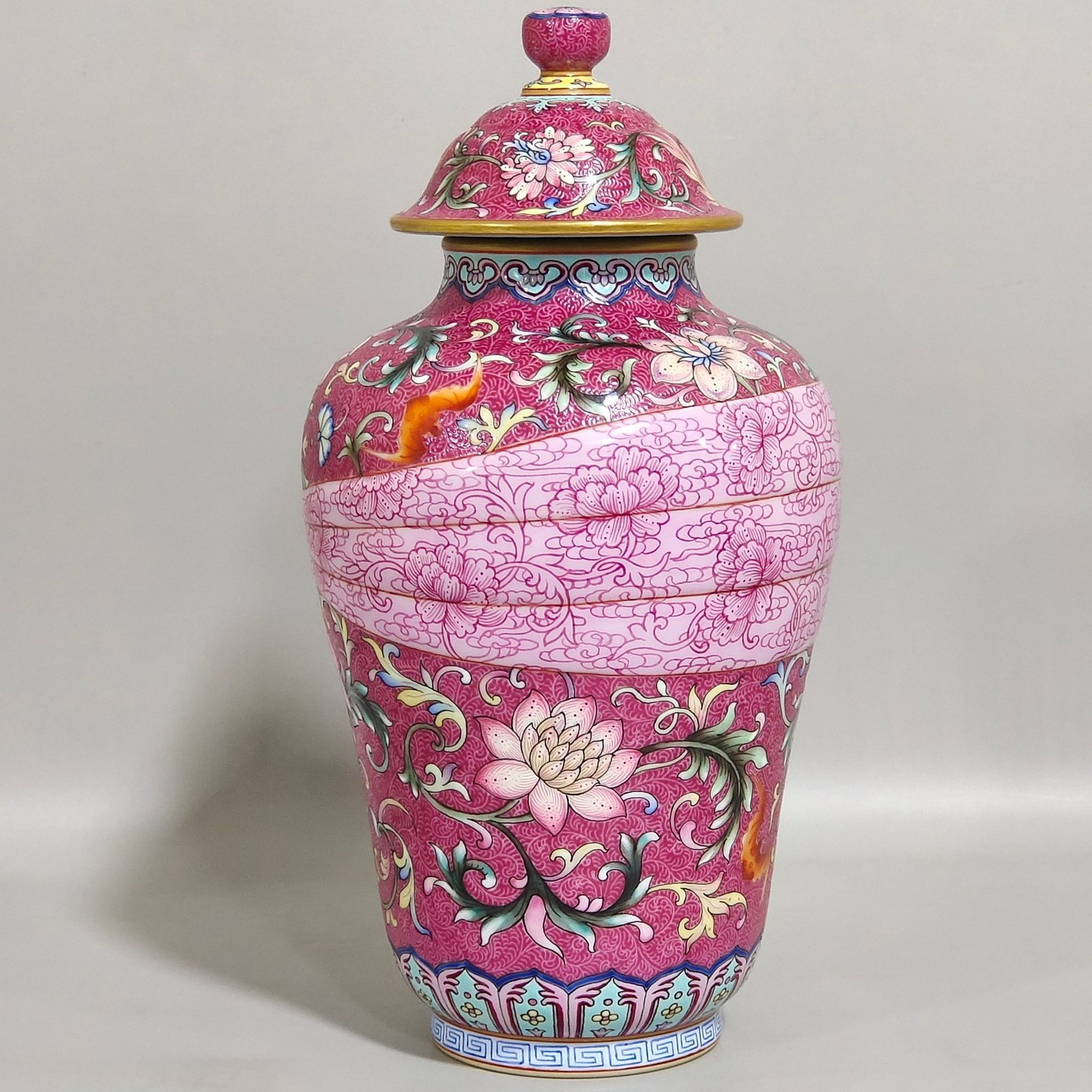 Qing Dynasty Qianlong Yangcai floral ribbon vase