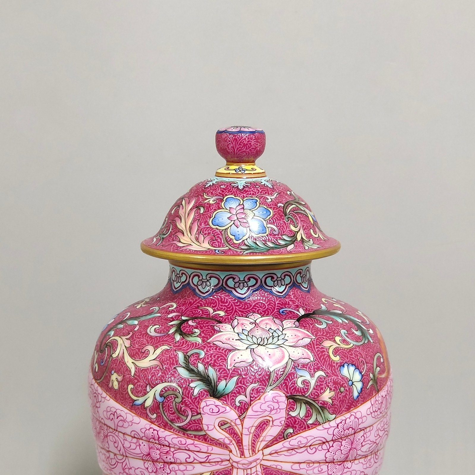 Qing Dynasty Qianlong Yangcai floral ribbon vase
