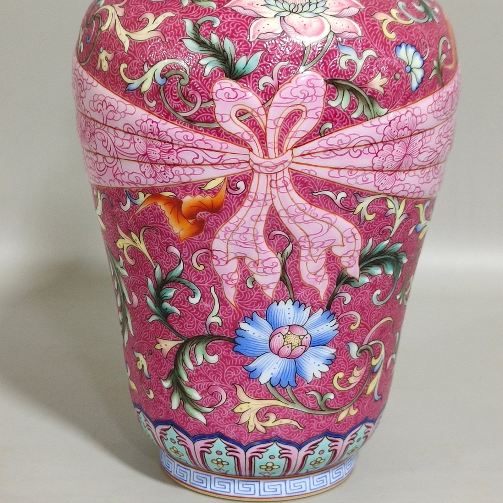 Qing Dynasty Qianlong Yangcai floral ribbon vase