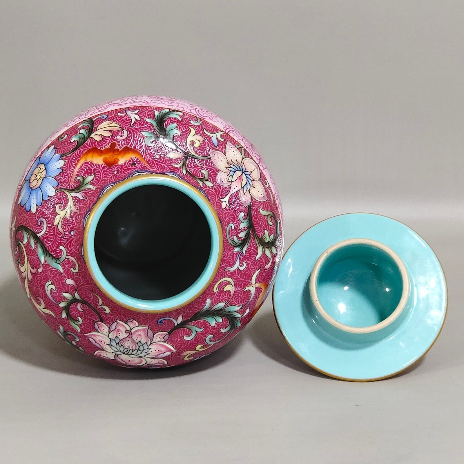 Qing Dynasty Qianlong Yangcai floral ribbon vase
