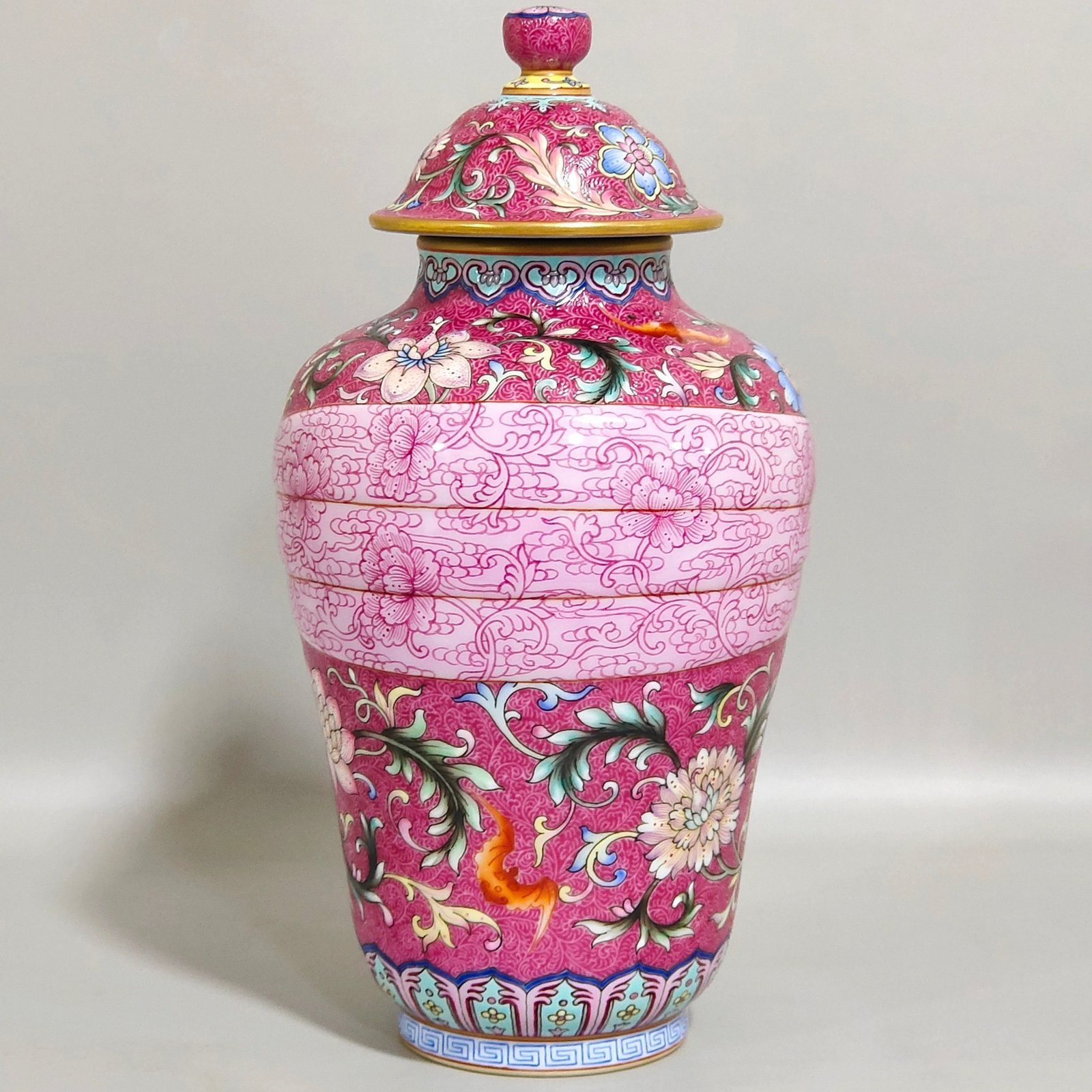 Qing Dynasty Qianlong Yangcai floral ribbon vase