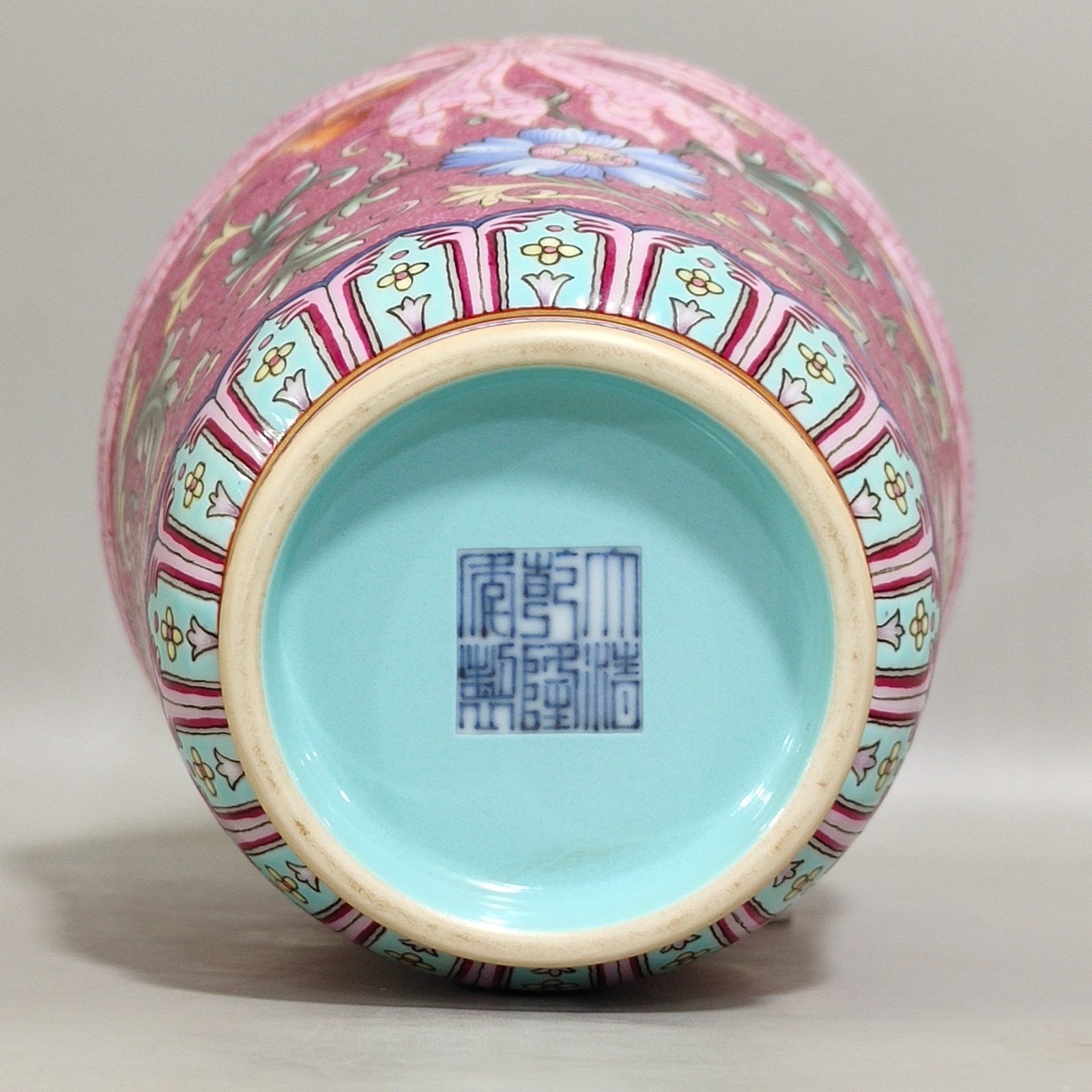 Qing Dynasty Qianlong Yangcai floral ribbon vase