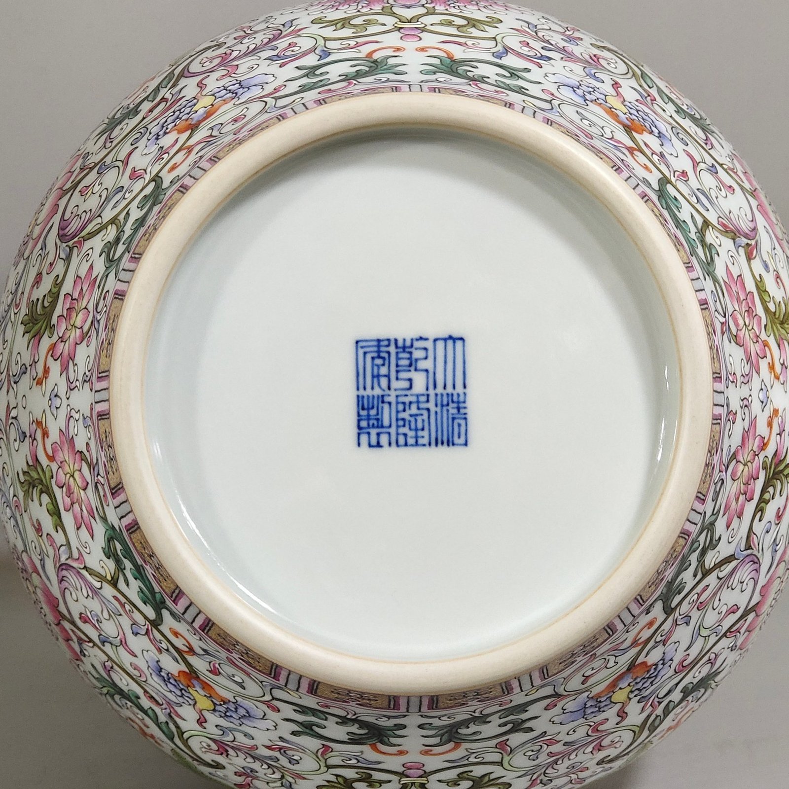 Qing Dynasty Qianlong Yangcai Fushou Lianlian amphora
