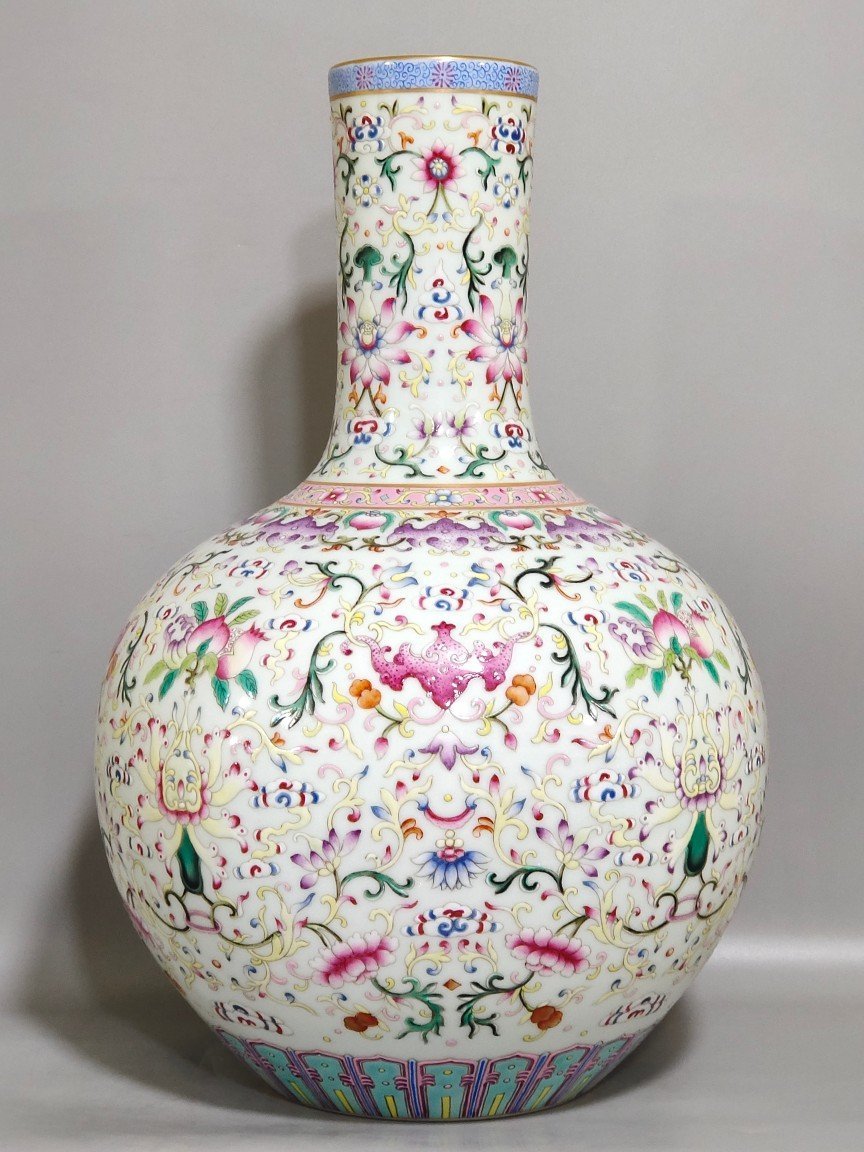 Qing Dynasty Qianlong foreign-colored lucky and longevity celestial ball vase