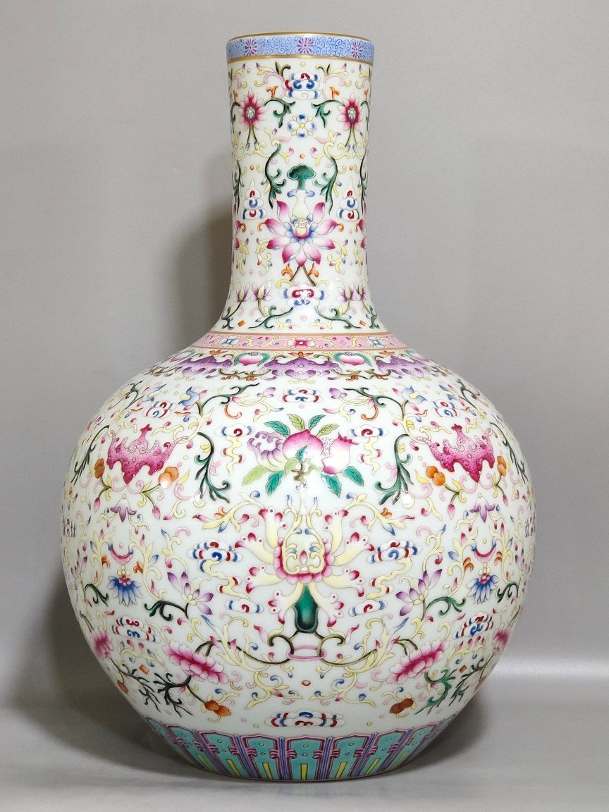 Qing Dynasty Qianlong foreign-colored lucky and longevity celestial ball vase
