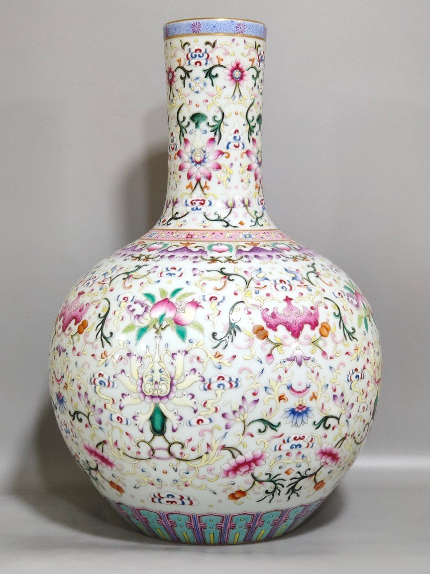 Qing Dynasty Qianlong foreign-colored lucky and longevity celestial ball vase
