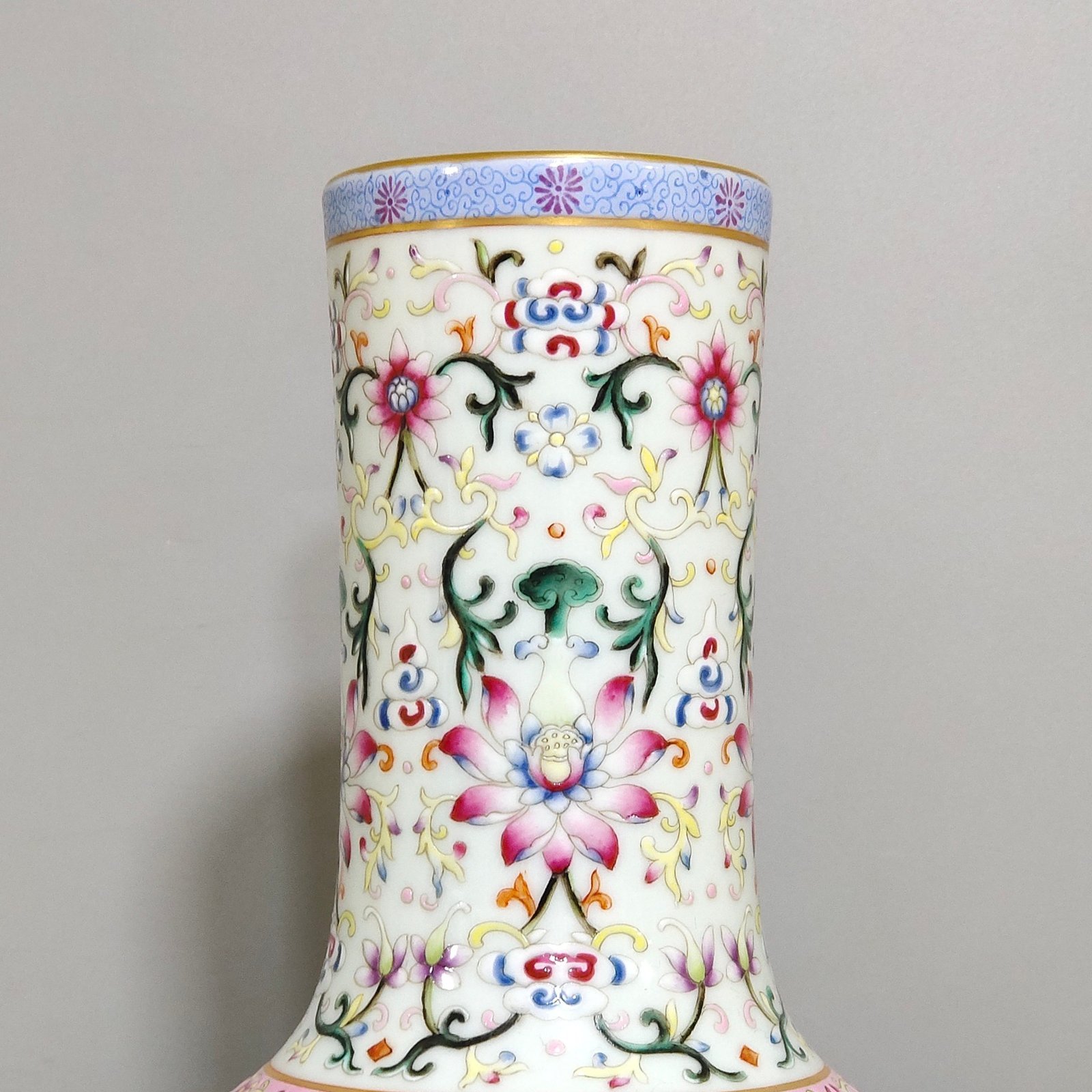 Qing Dynasty Qianlong foreign-colored lucky and longevity celestial ball vase