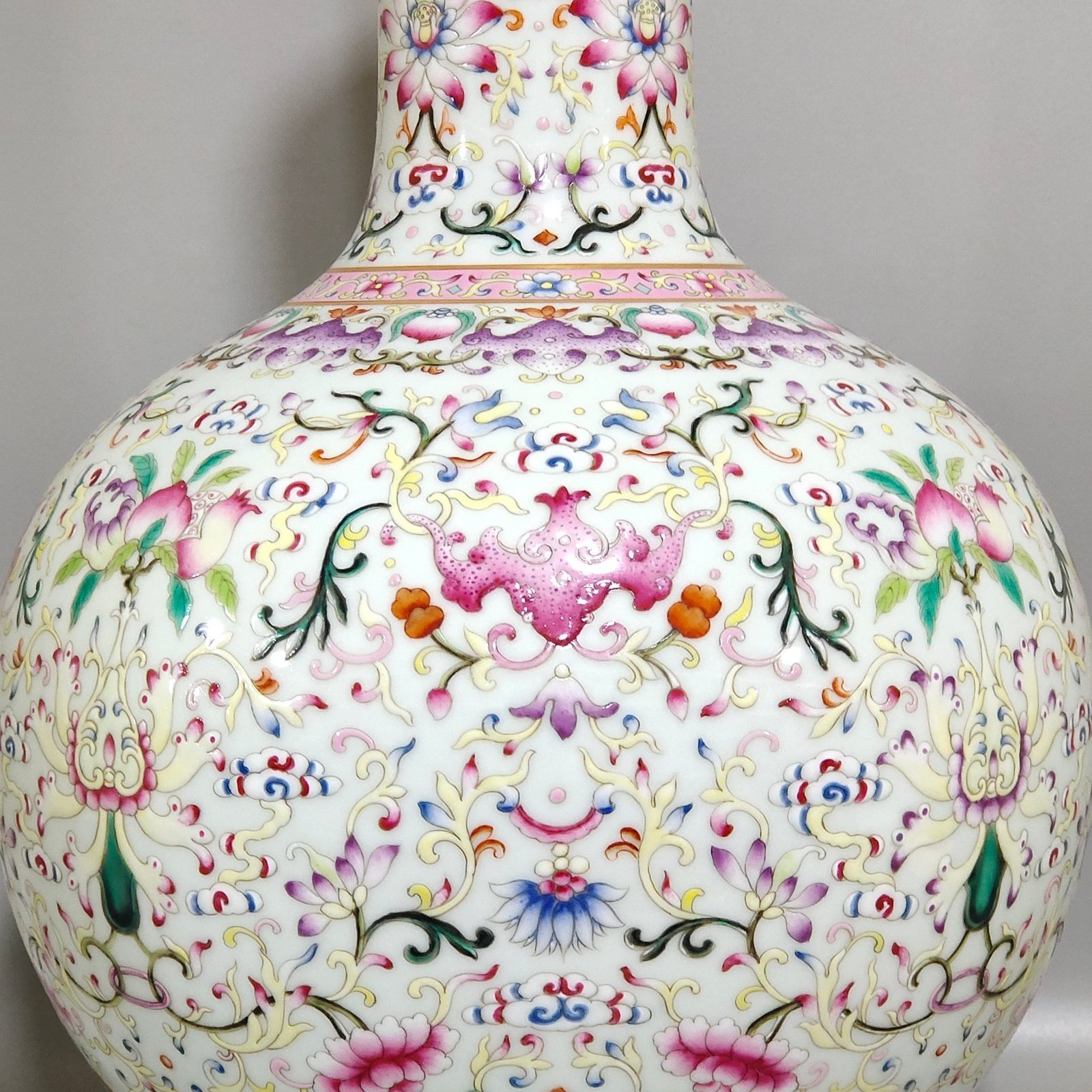 Qing Dynasty Qianlong foreign-colored lucky and longevity celestial ball vase