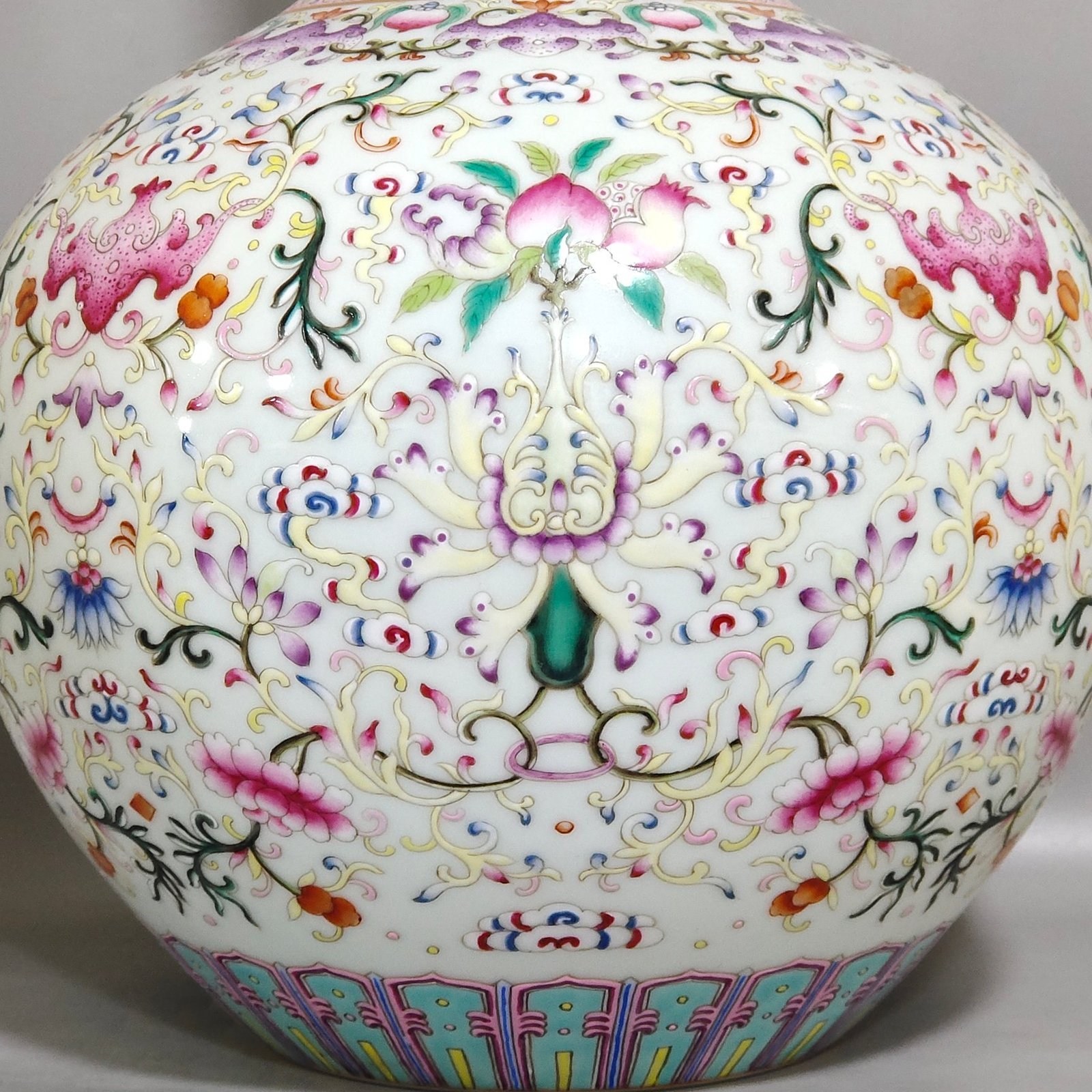Qing Dynasty Qianlong foreign-colored lucky and longevity celestial ball vase