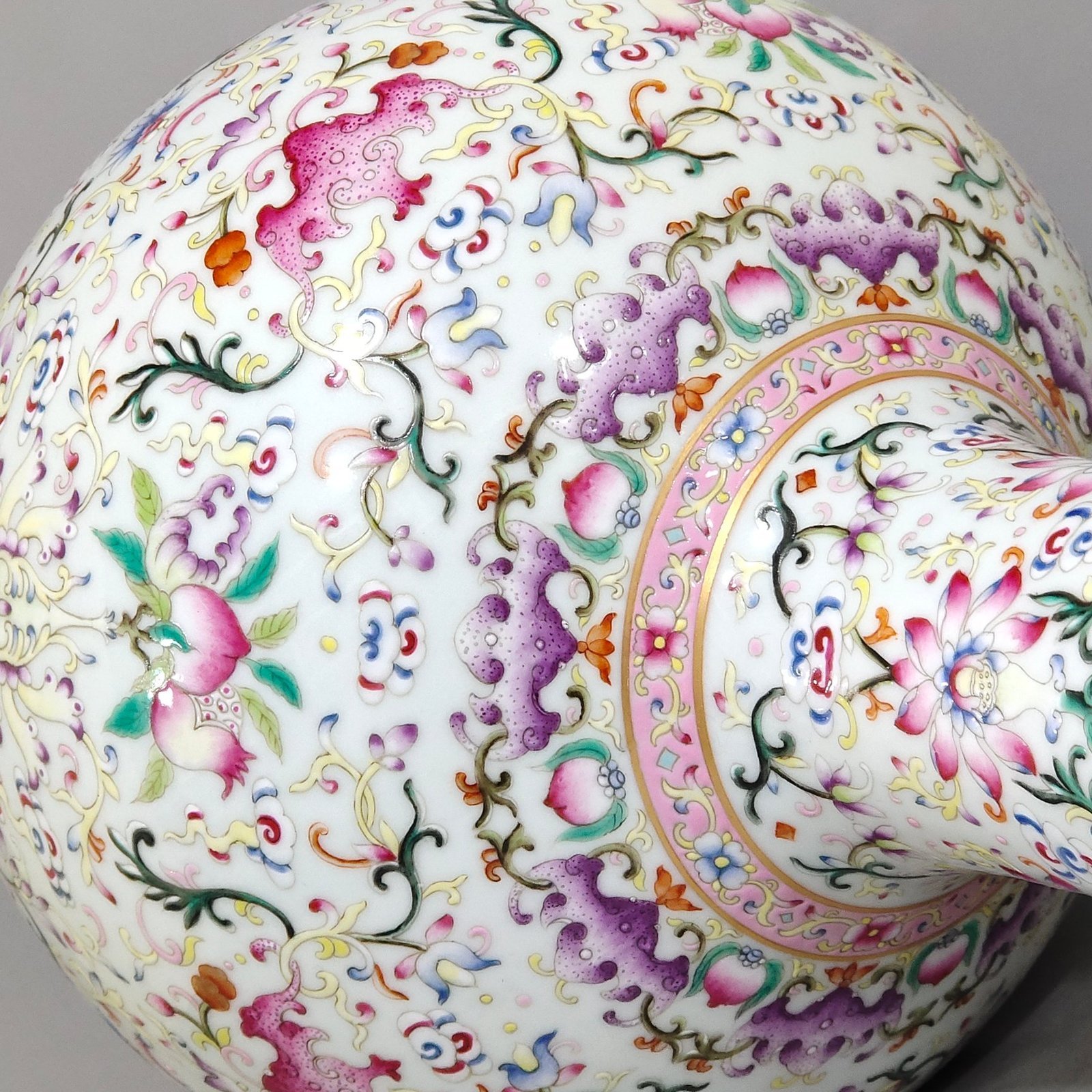 Qing Dynasty Qianlong foreign-colored lucky and longevity celestial ball vase