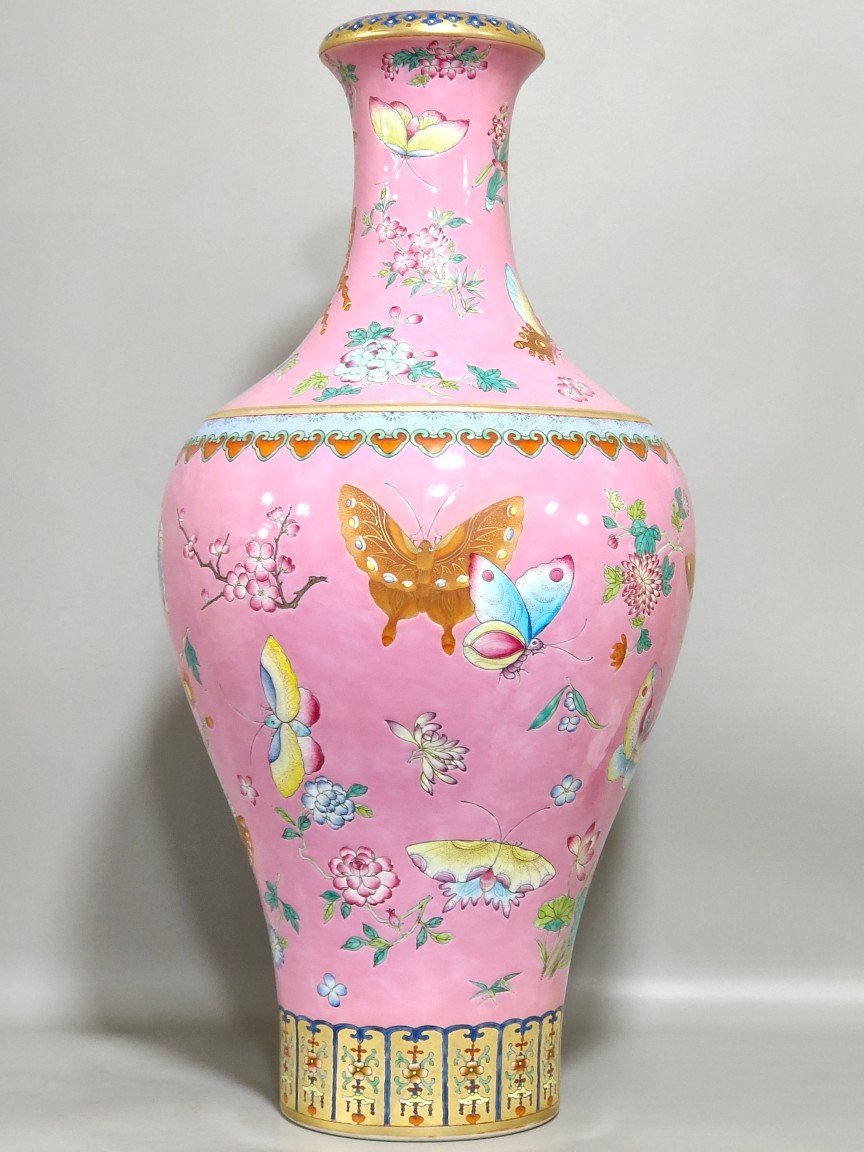 Qing Dynasty Qianlong Yangcai powder butterfly vase