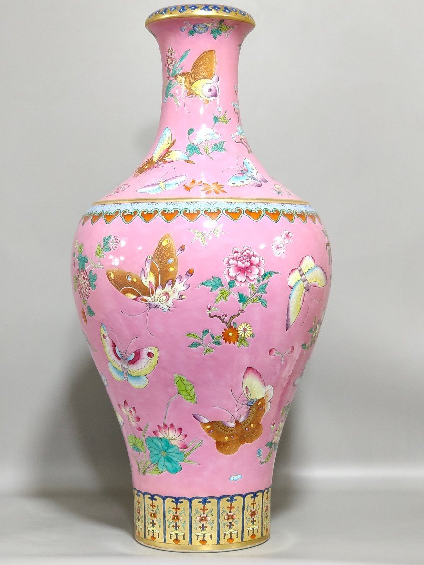 Qing Dynasty Qianlong Yangcai powder butterfly vase