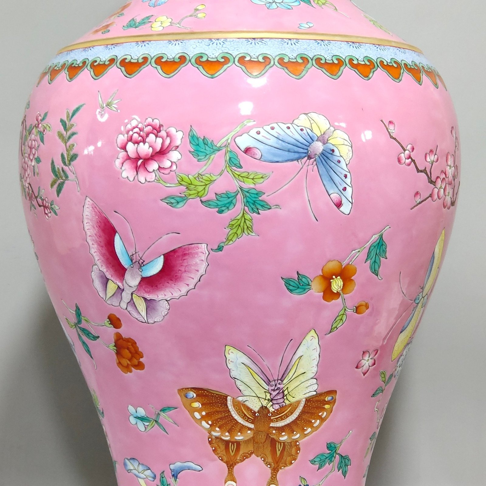 Qing Dynasty Qianlong Yangcai powder butterfly vase