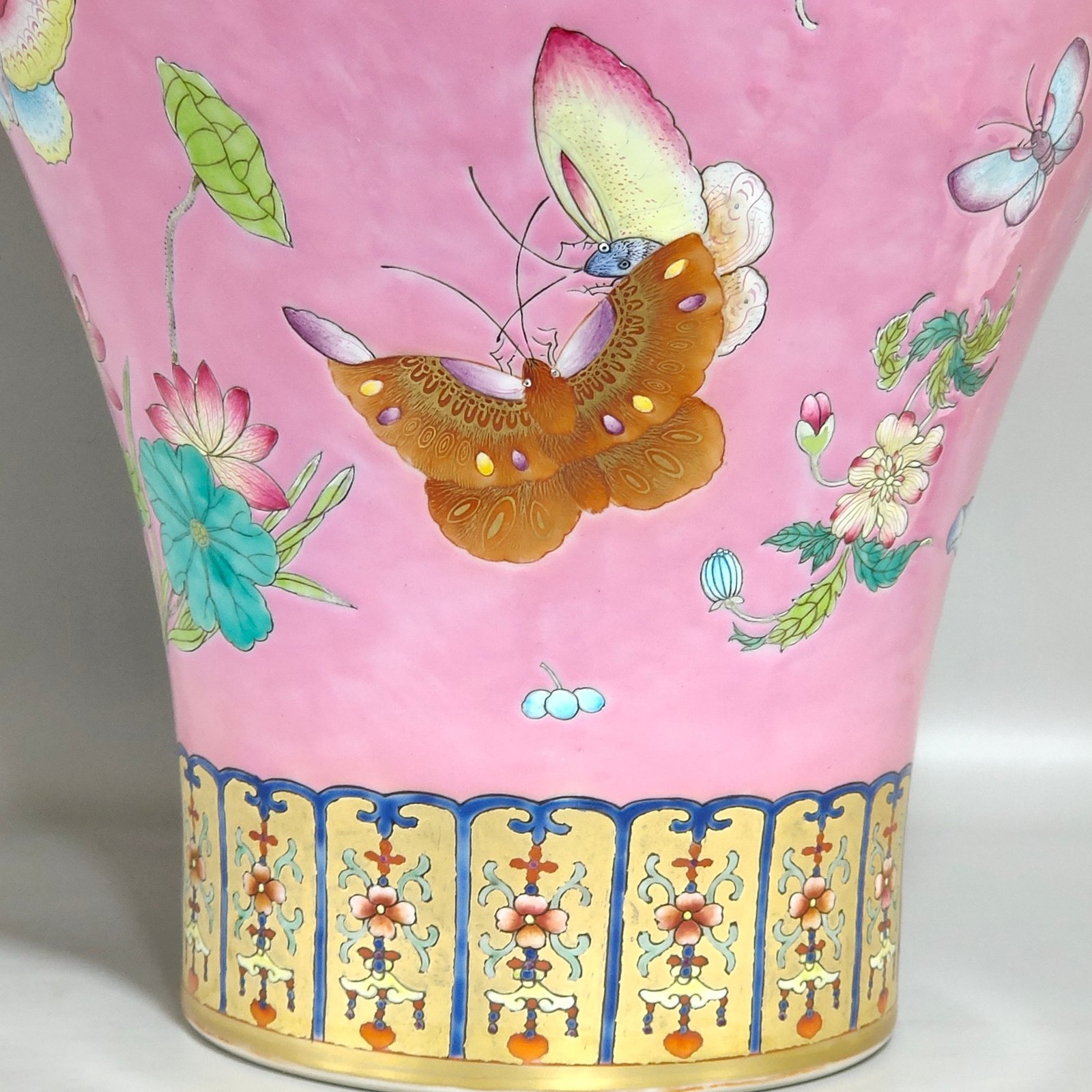 Qing Dynasty Qianlong Yangcai powder butterfly vase