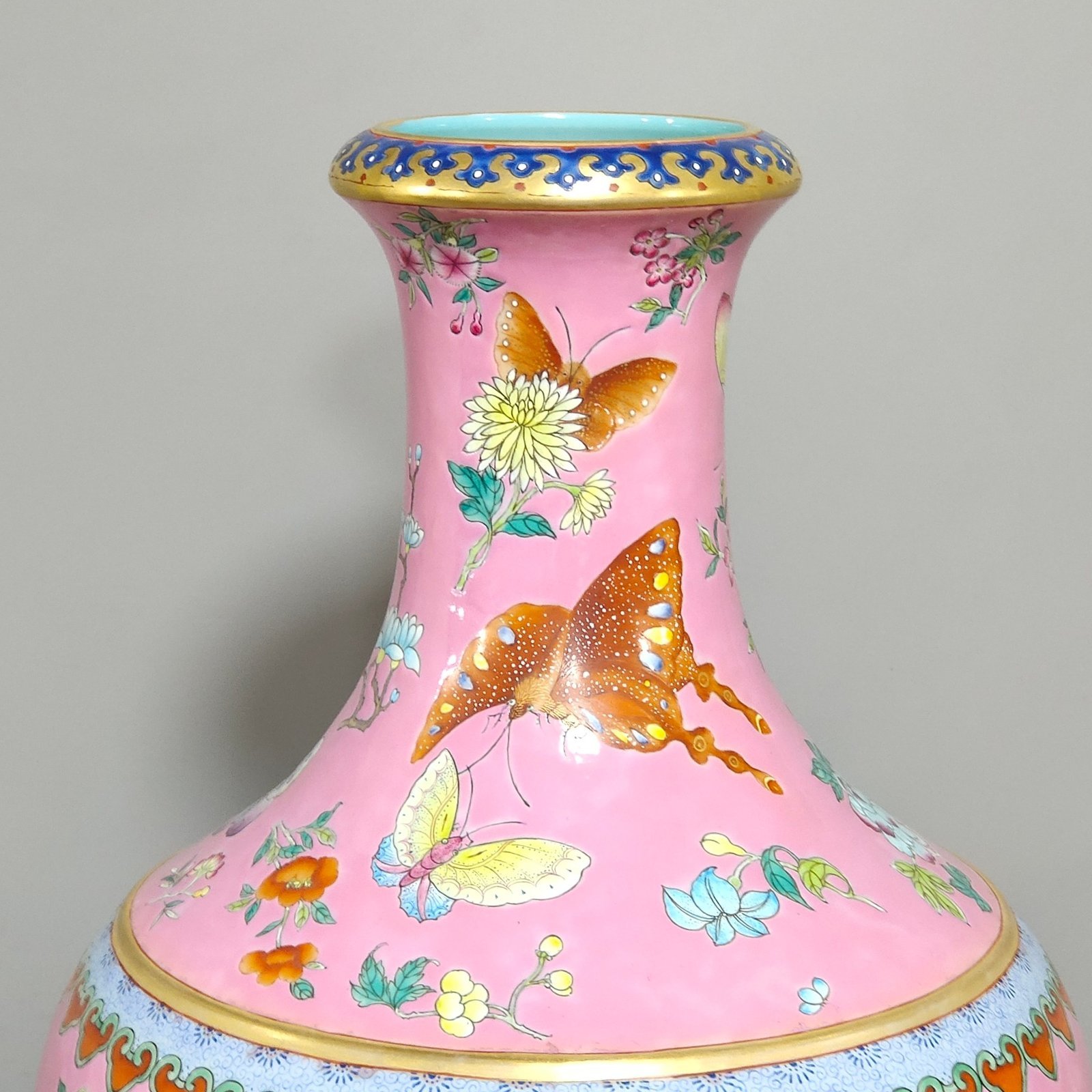 Qing Dynasty Qianlong Yangcai powder butterfly vase