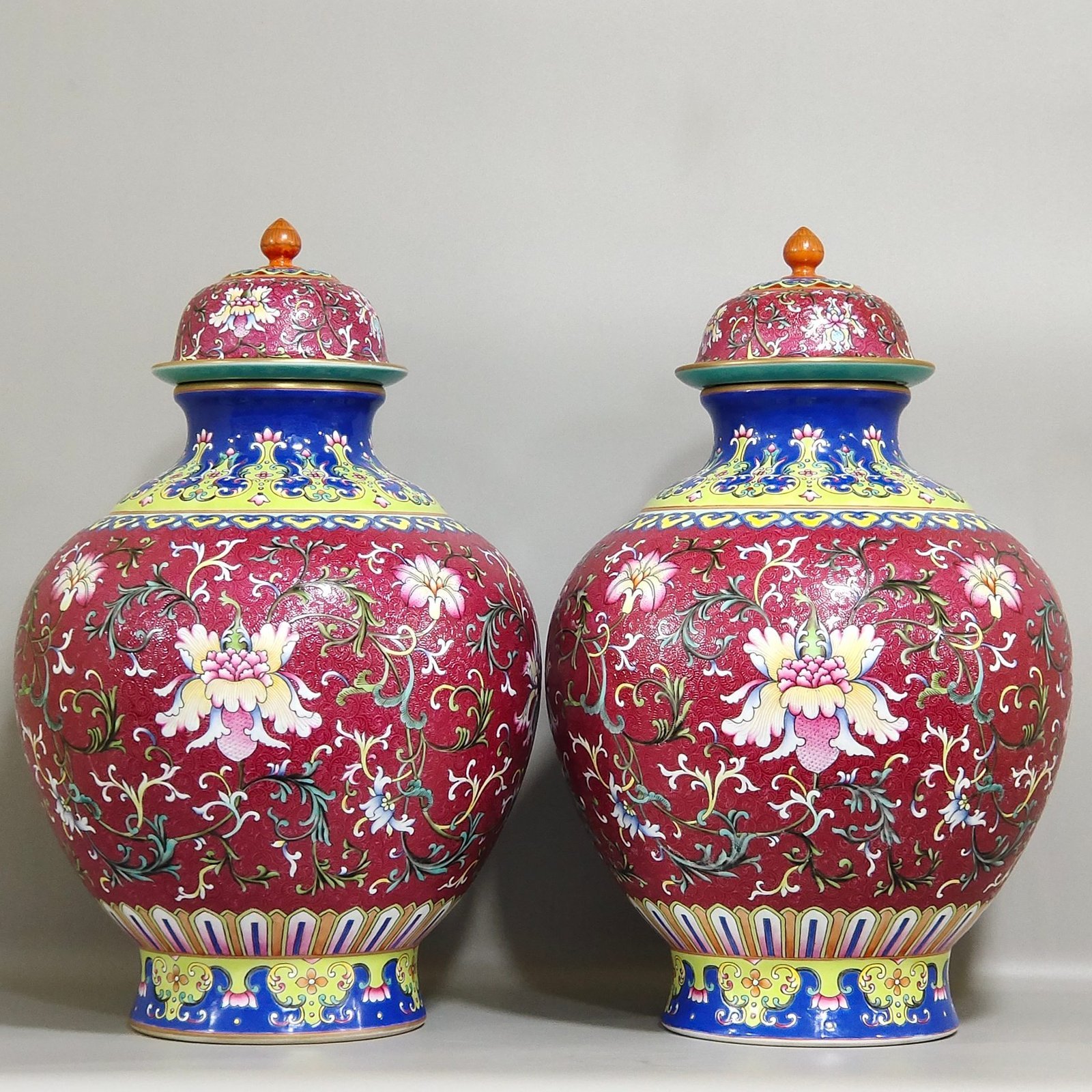 Qing Dynasty Qianlong Yangcai rouge ground rolled lid jar
