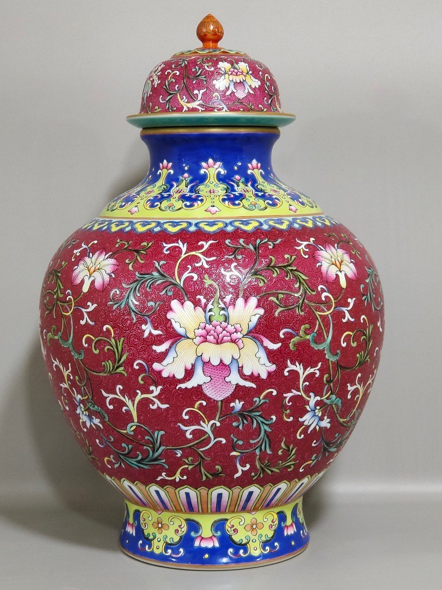 Qing Dynasty Qianlong Yangcai rouge ground rolled lid jar