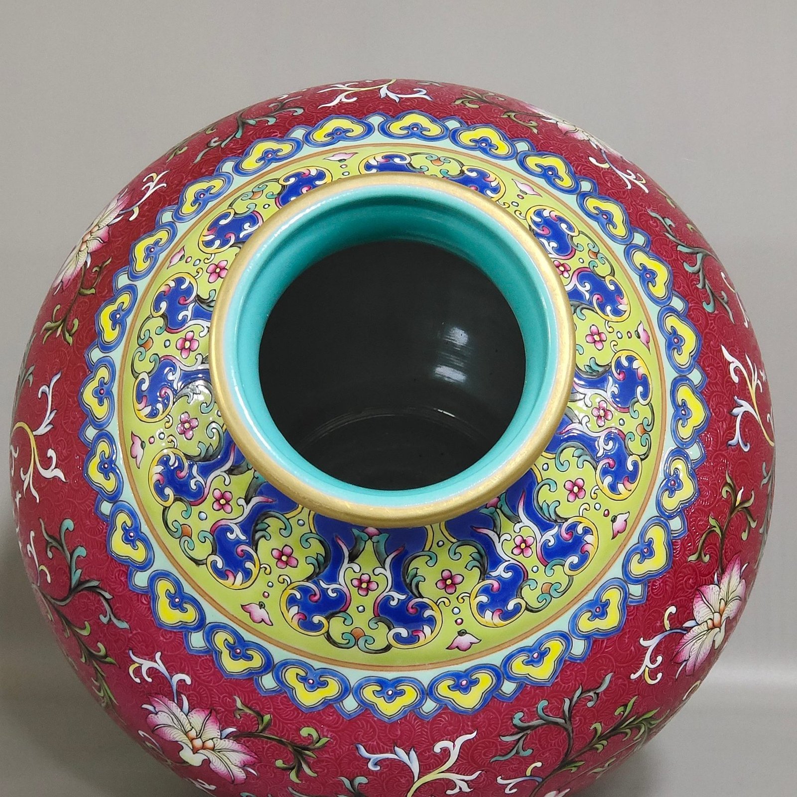 Qing Dynasty Qianlong Yangcai rouge ground rolled lid jar