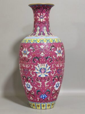 Qing Dynasty Qianlong Yangcai rouge red flower Guanyin vase