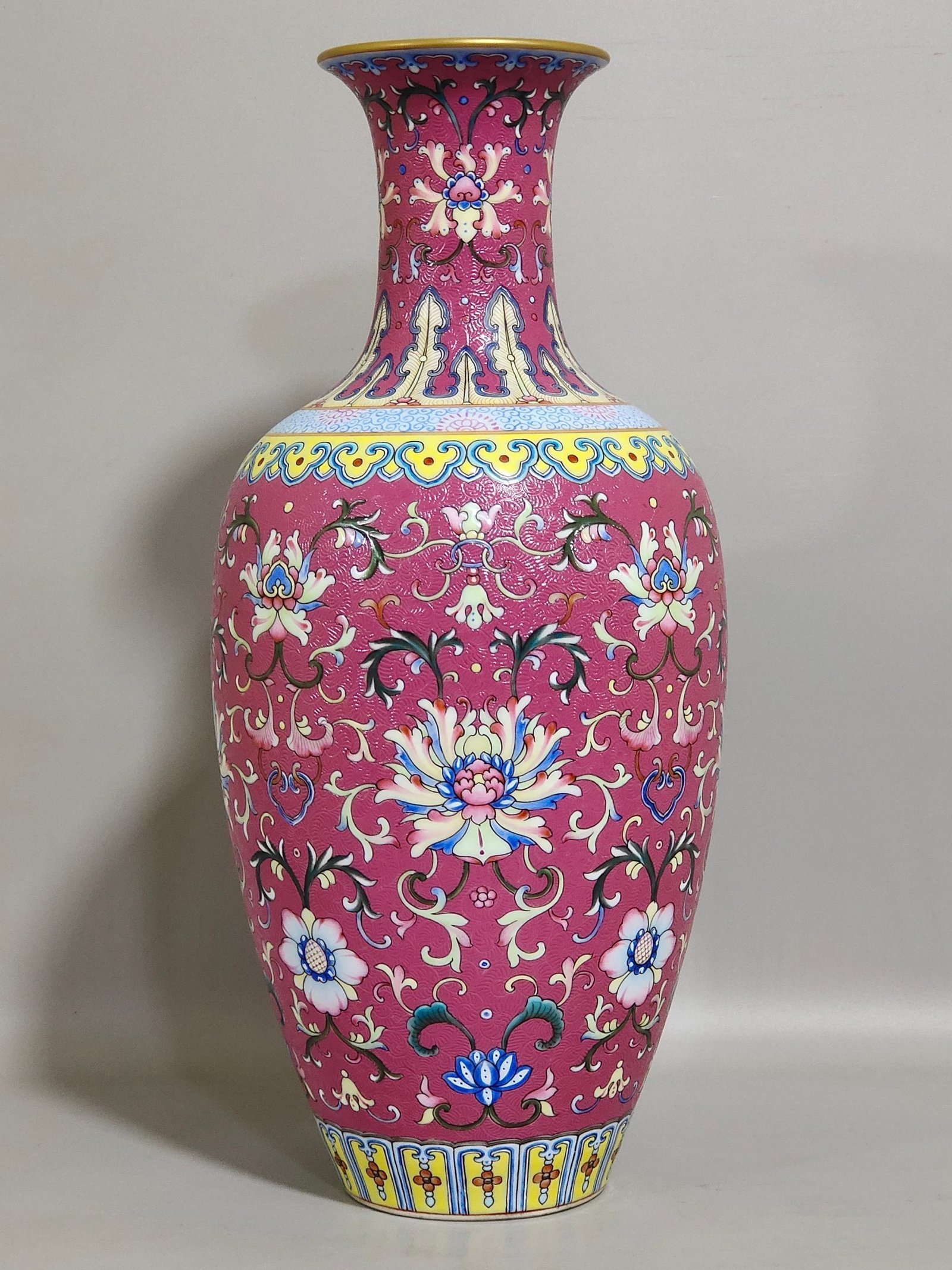 Qing Dynasty Qianlong Yangcai rouge red flower Guanyin vase
