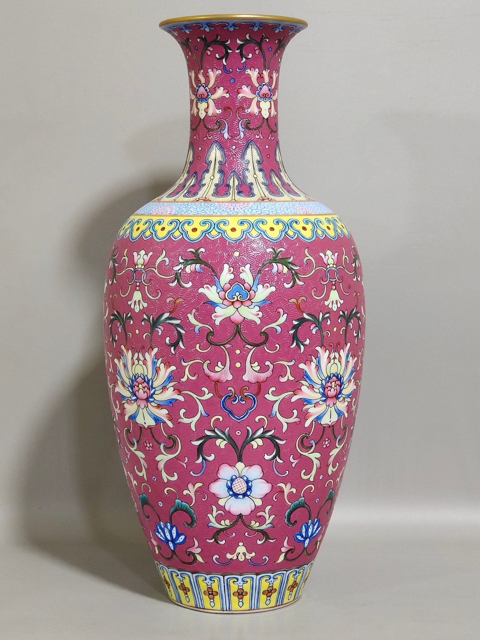 Qing Dynasty Qianlong Yangcai rouge red flower Guanyin vase