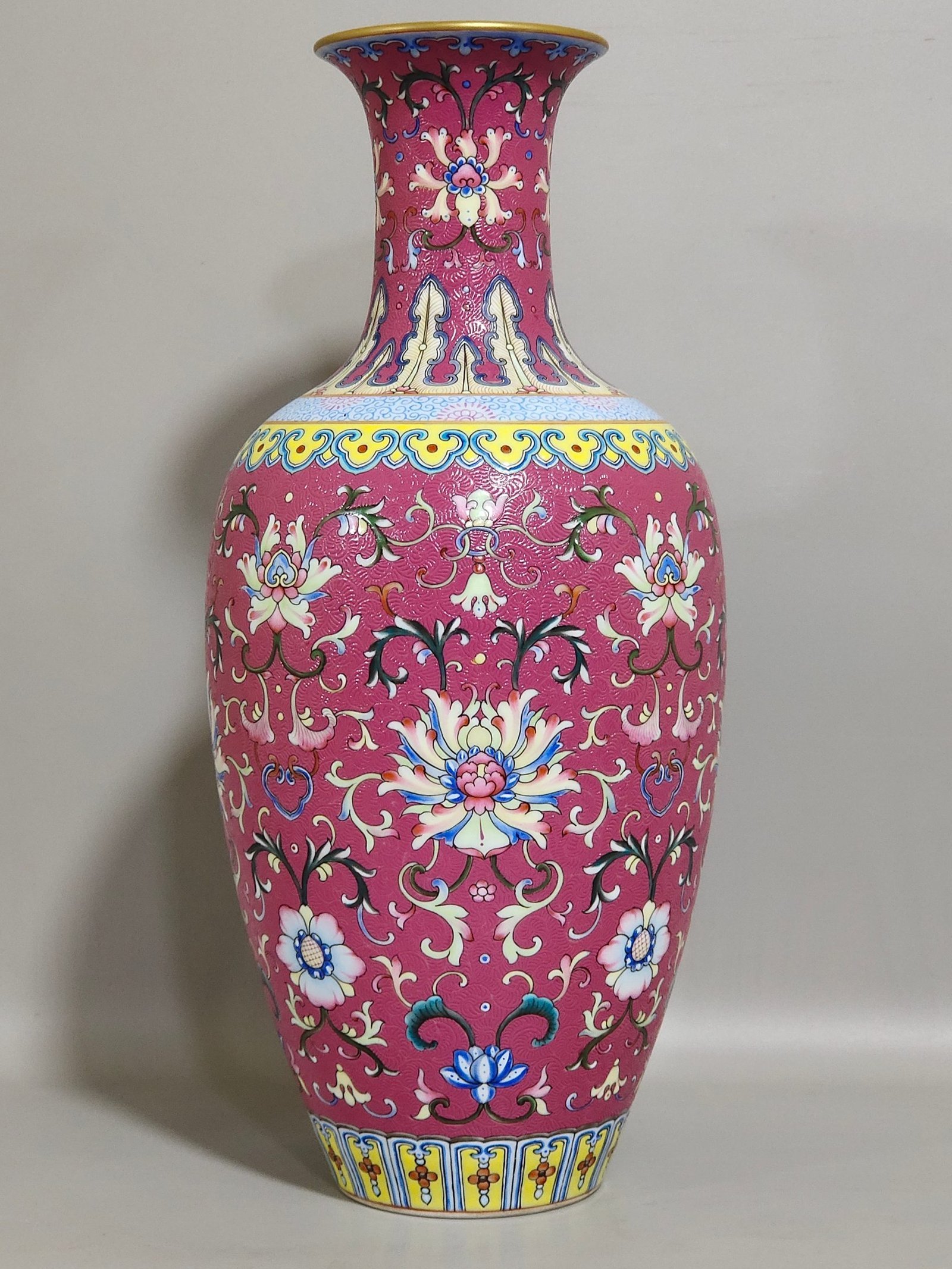 Qing Dynasty Qianlong Yangcai rouge red flower Guanyin vase
