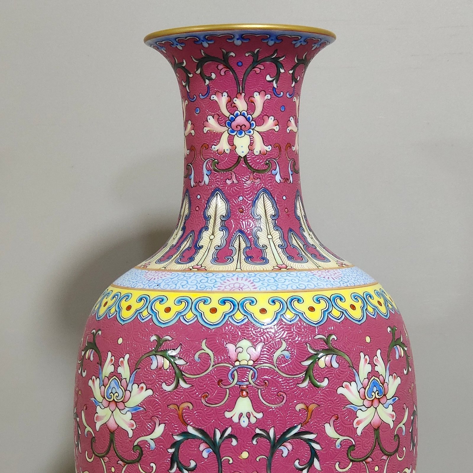 Qing Dynasty Qianlong Yangcai rouge red flower Guanyin vase