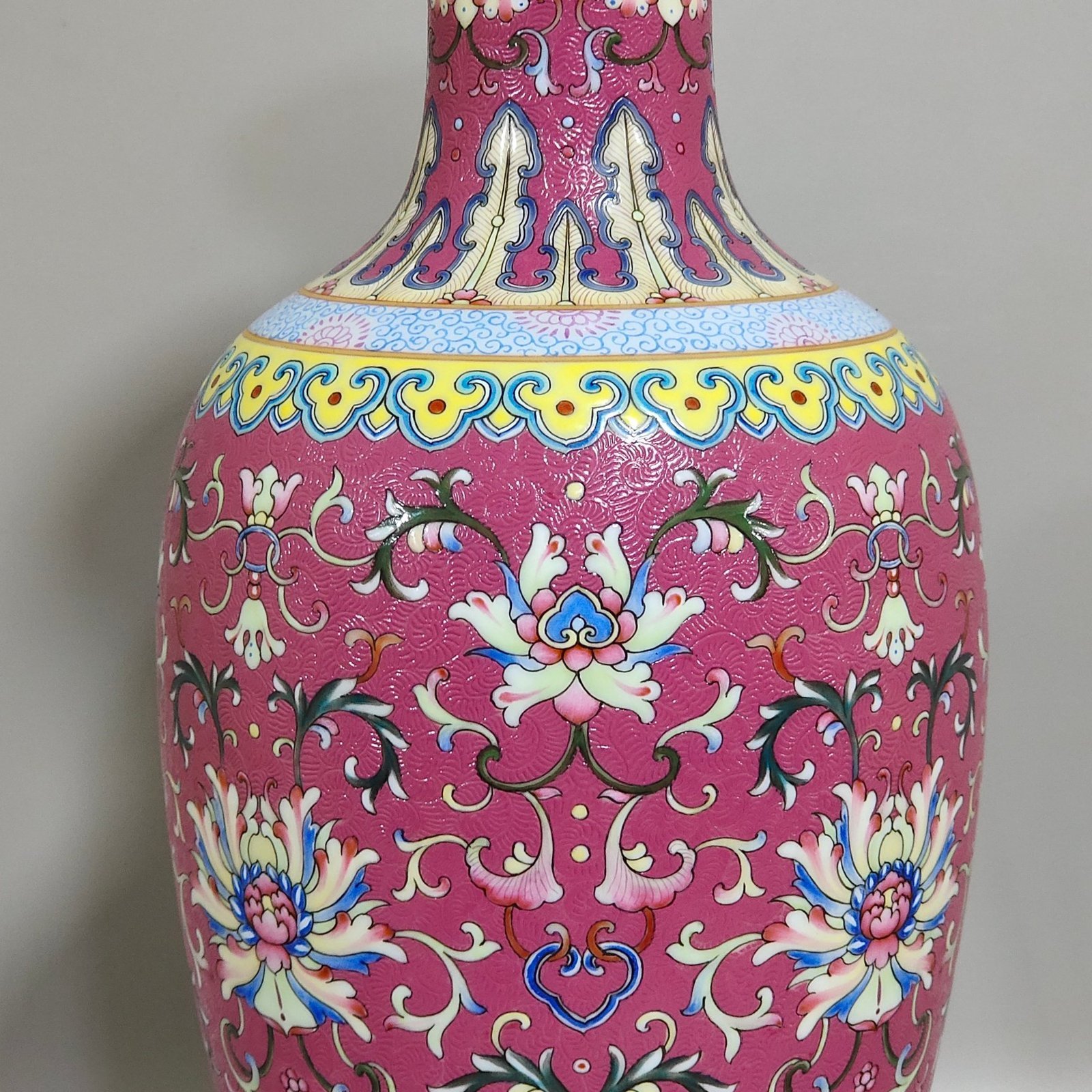 Qing Dynasty Qianlong Yangcai rouge red flower Guanyin vase