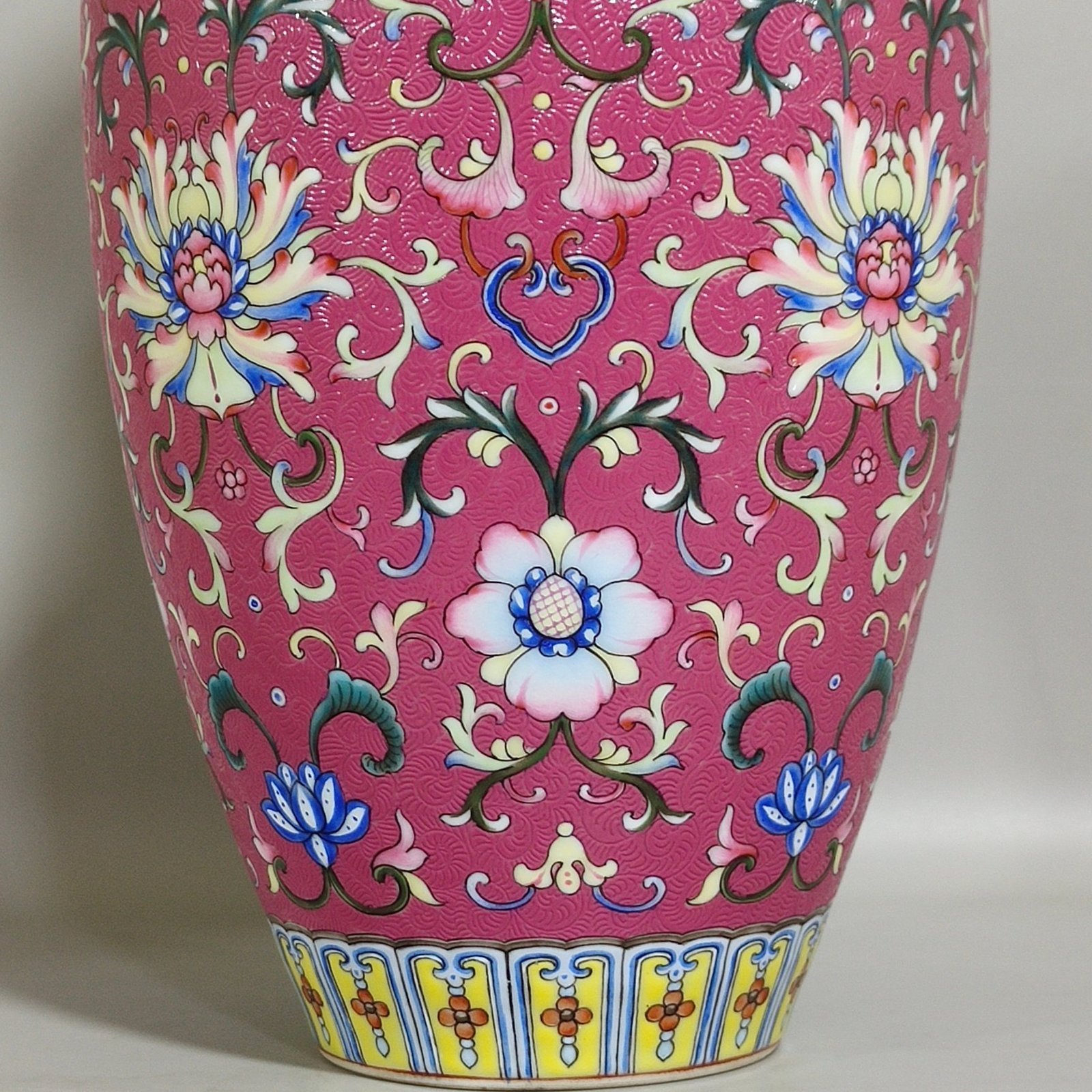 Qing Dynasty Qianlong Yangcai rouge red flower Guanyin vase