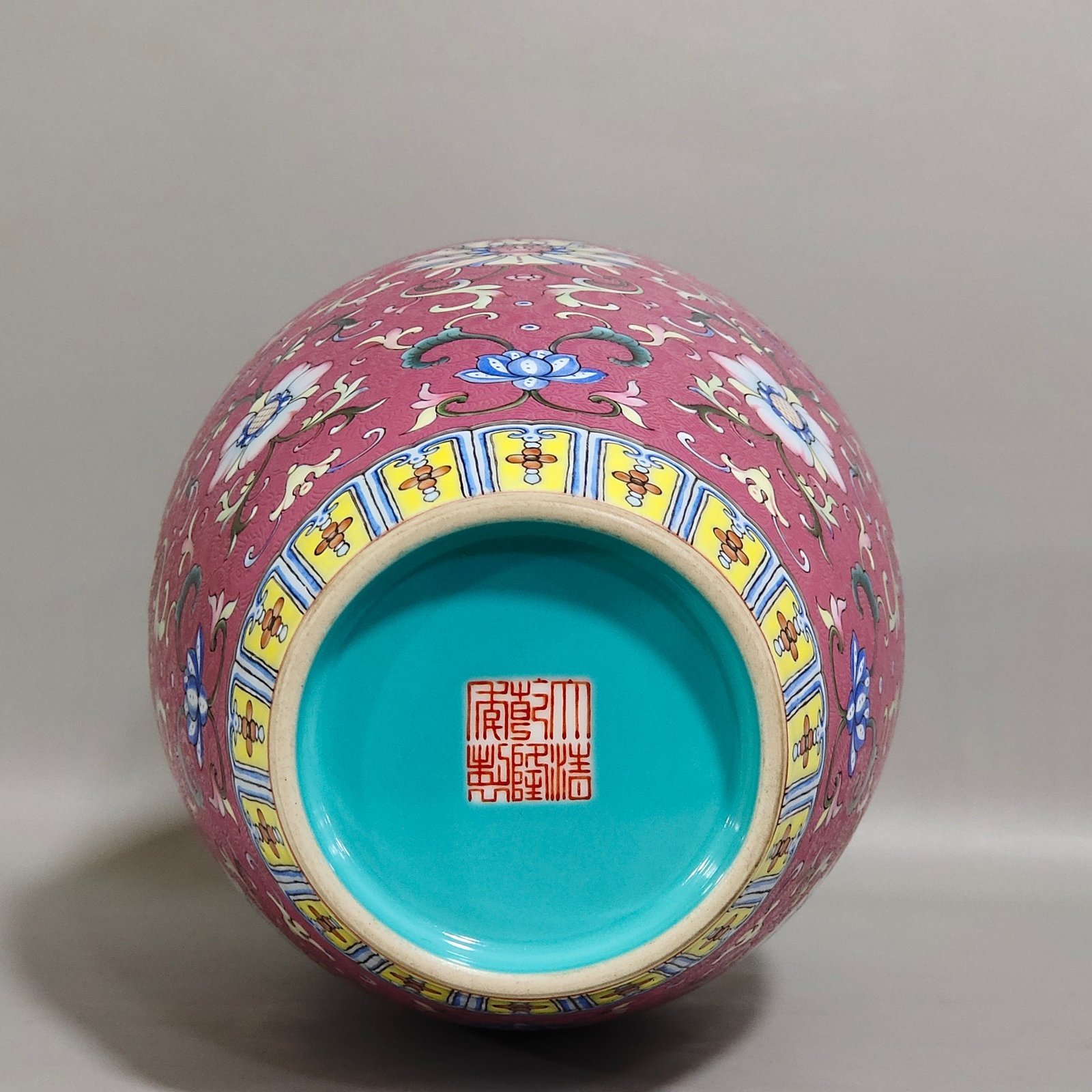 Qing Dynasty Qianlong Yangcai rouge red flower Guanyin vase