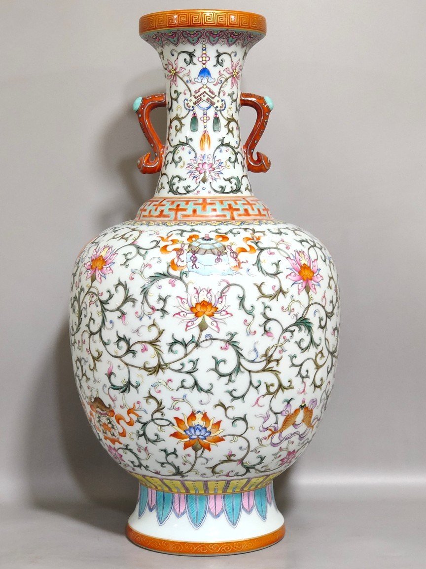 Qing Dynasty Qianlong Yangcai Western Panlian Eight Treasures pattern amphorae