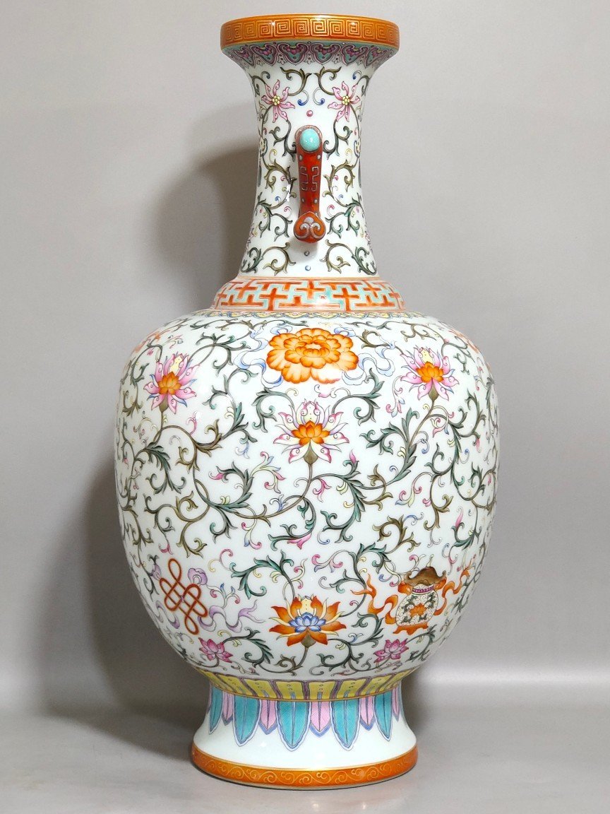 Qing Dynasty Qianlong Yangcai Western Panlian Eight Treasures pattern amphorae