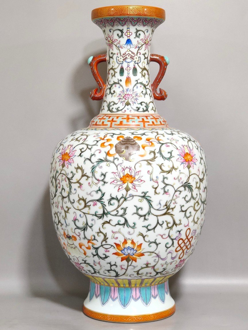 Qing Dynasty Qianlong Yangcai Western Panlian Eight Treasures pattern amphorae