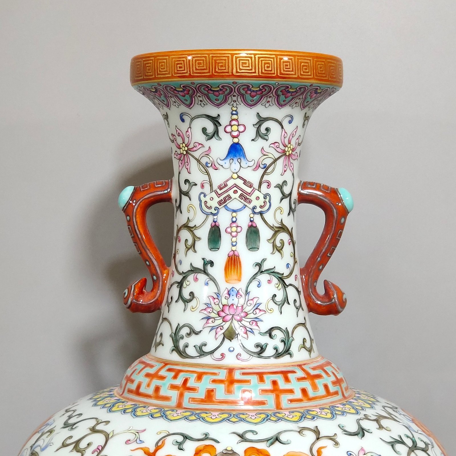 Qing Dynasty Qianlong Yangcai Western Panlian Eight Treasures pattern amphorae