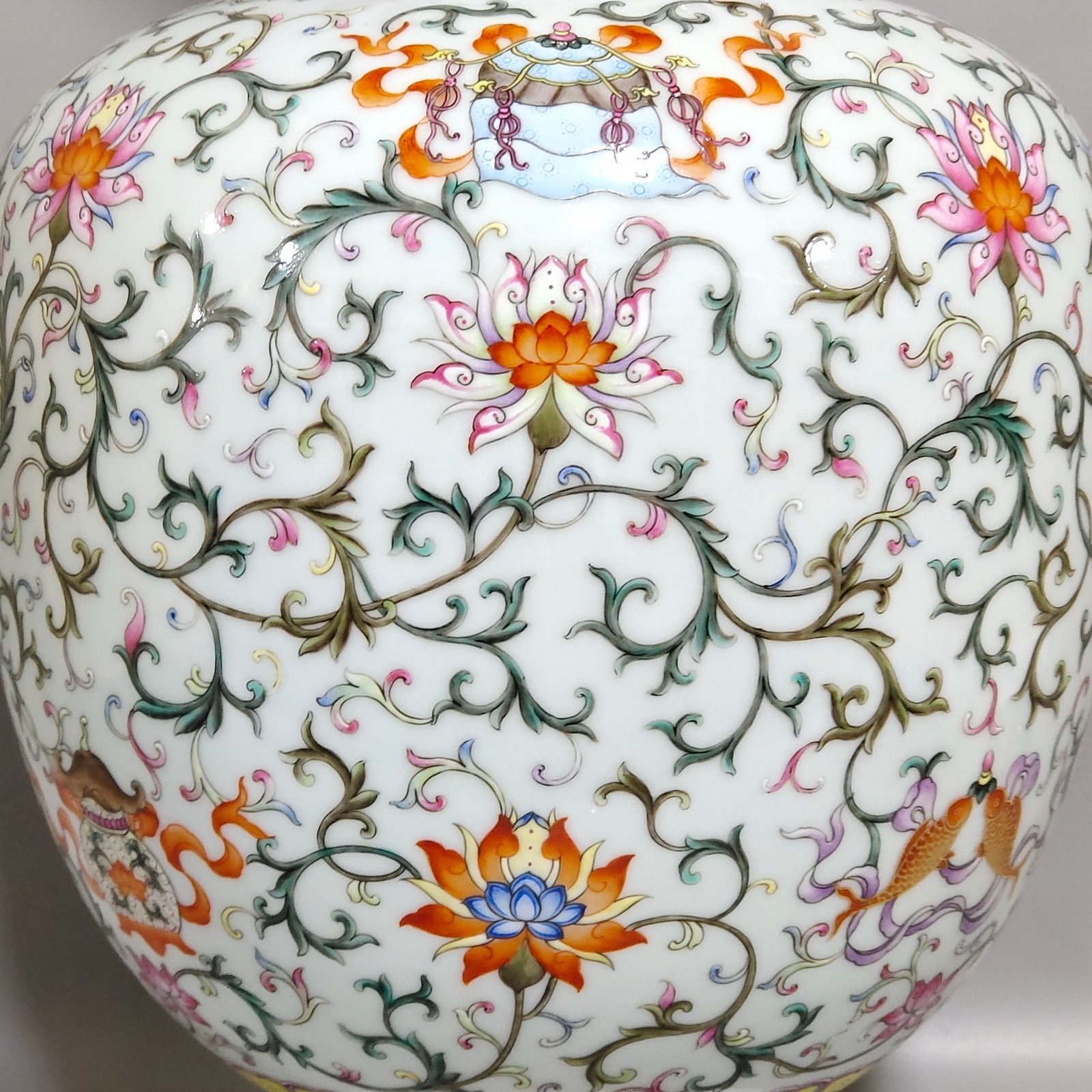 Qing Dynasty Qianlong Yangcai Western Panlian Eight Treasures pattern amphorae