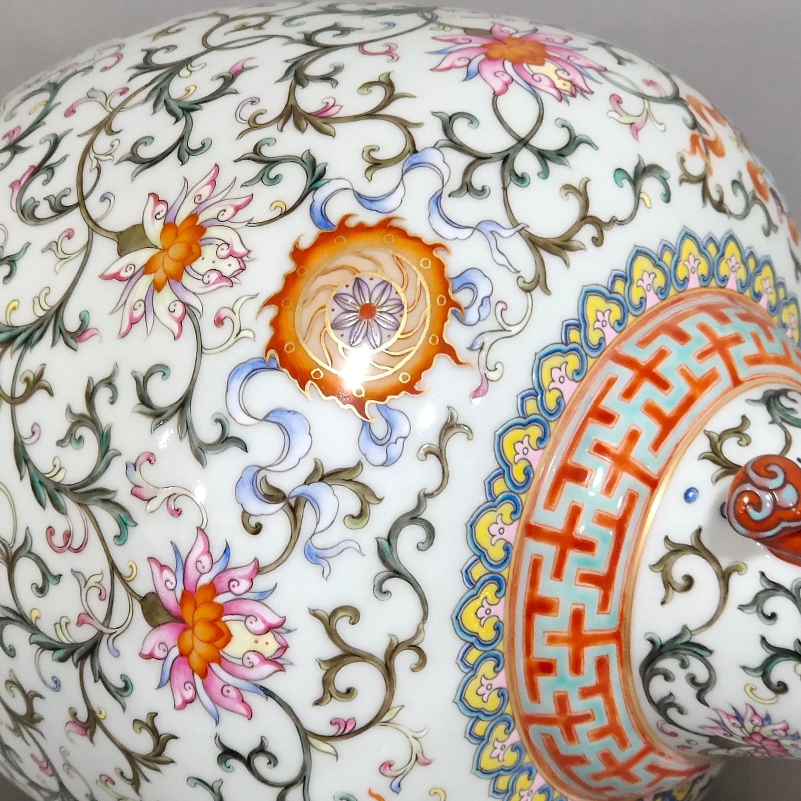 Qing Dynasty Qianlong Yangcai Western Panlian Eight Treasures pattern amphorae