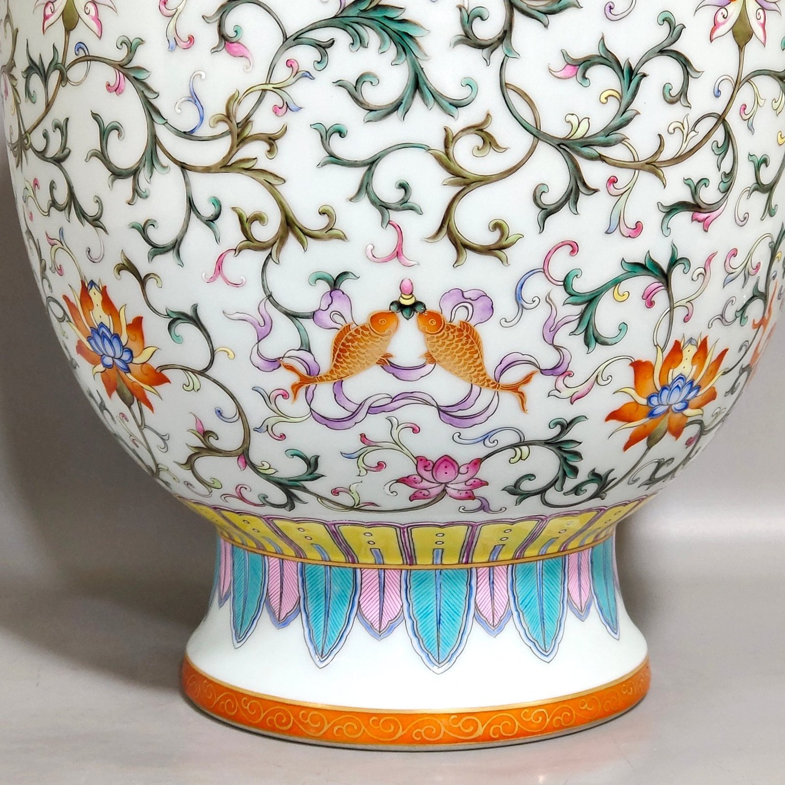 Qing Dynasty Qianlong Yangcai Western Panlian Eight Treasures pattern amphorae