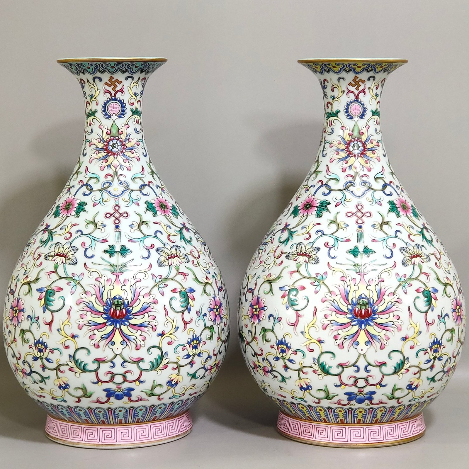 Qing Dynasty Qianlong Yangcai Western Pan Lotus Jade Spring Vase