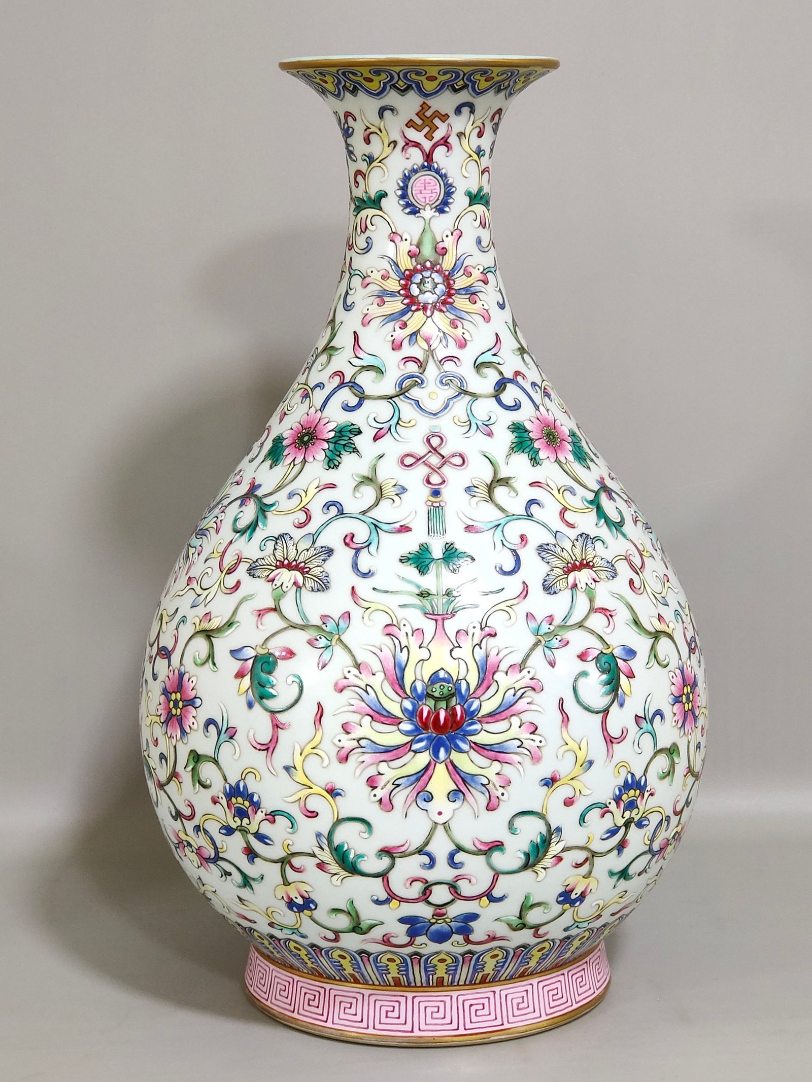 Qing Dynasty Qianlong Yangcai Western Pan Lotus Jade Spring Vase
