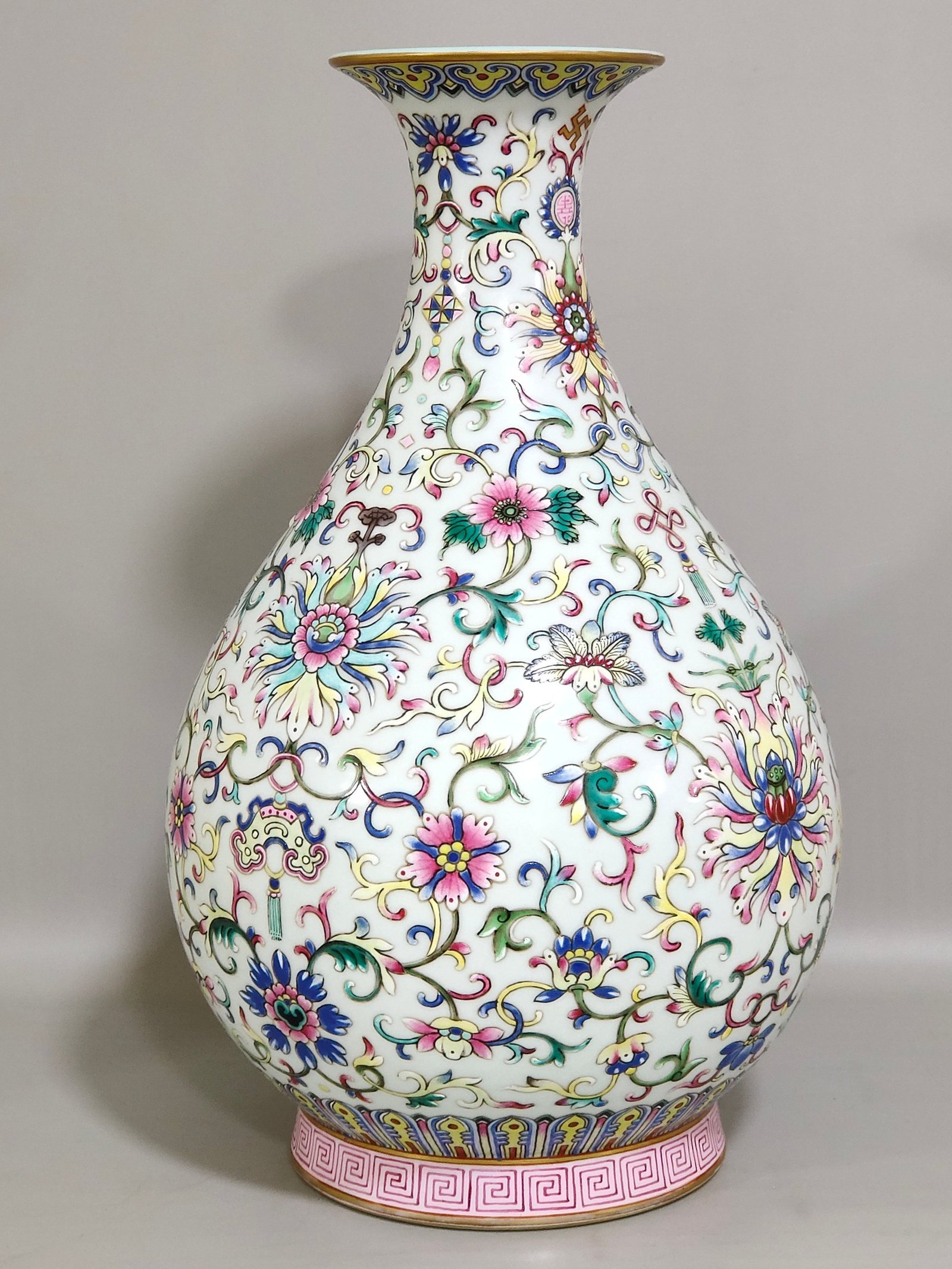 Qing Dynasty Qianlong Yangcai Western Pan Lotus Jade Spring Vase